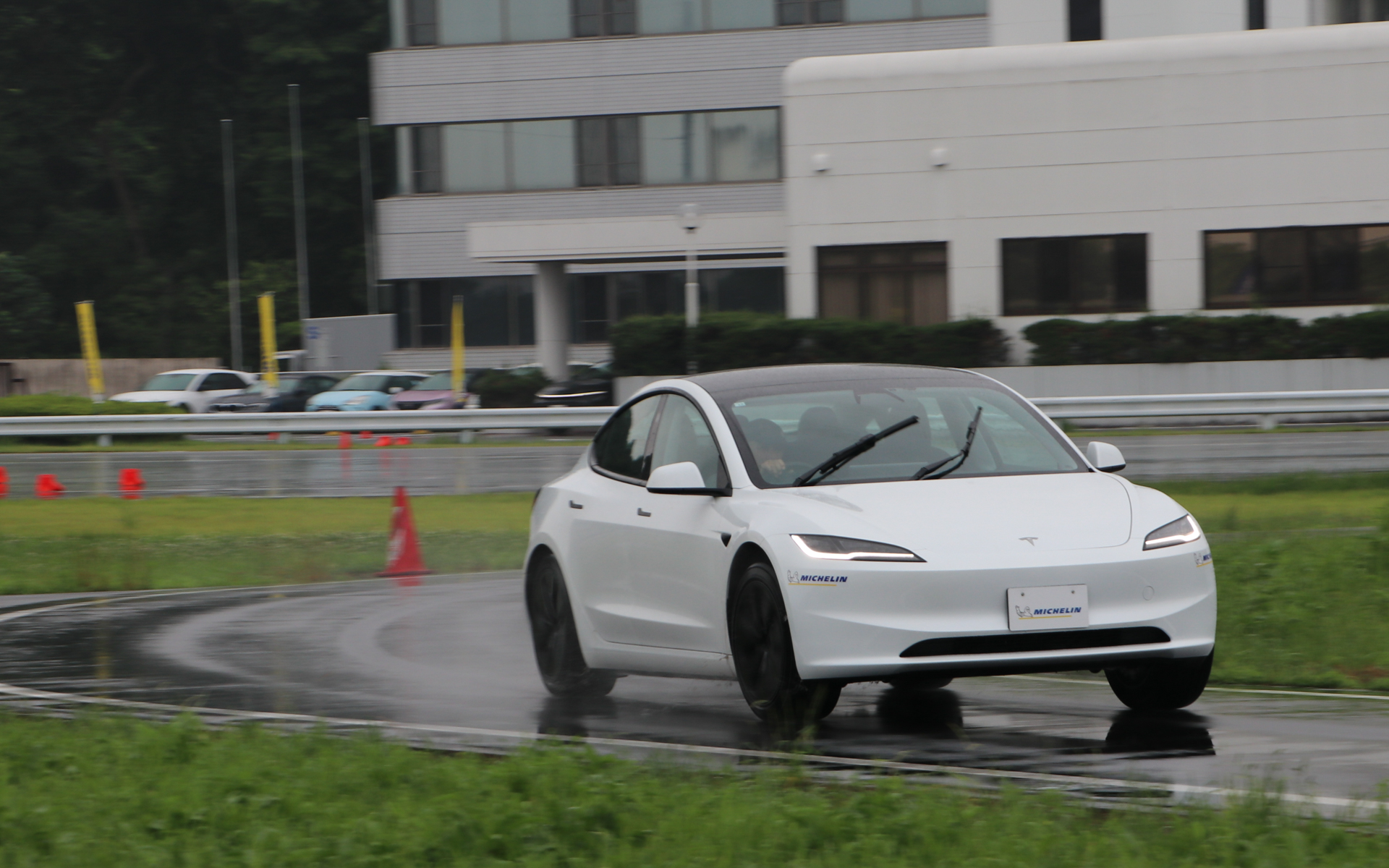 テスラ「モデル3」×パイロット スポーツ 5