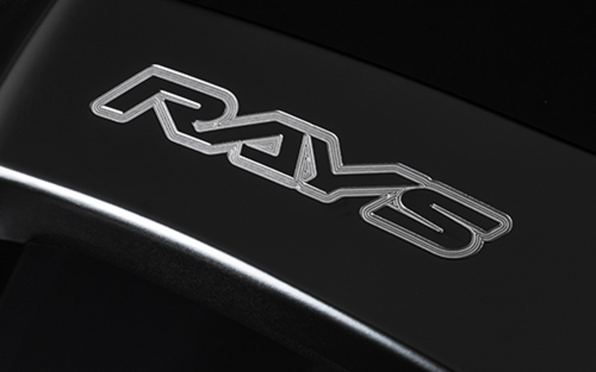 レイズの特許技術A.M.T.を用いてスポーク天面にマシニング文字を施している