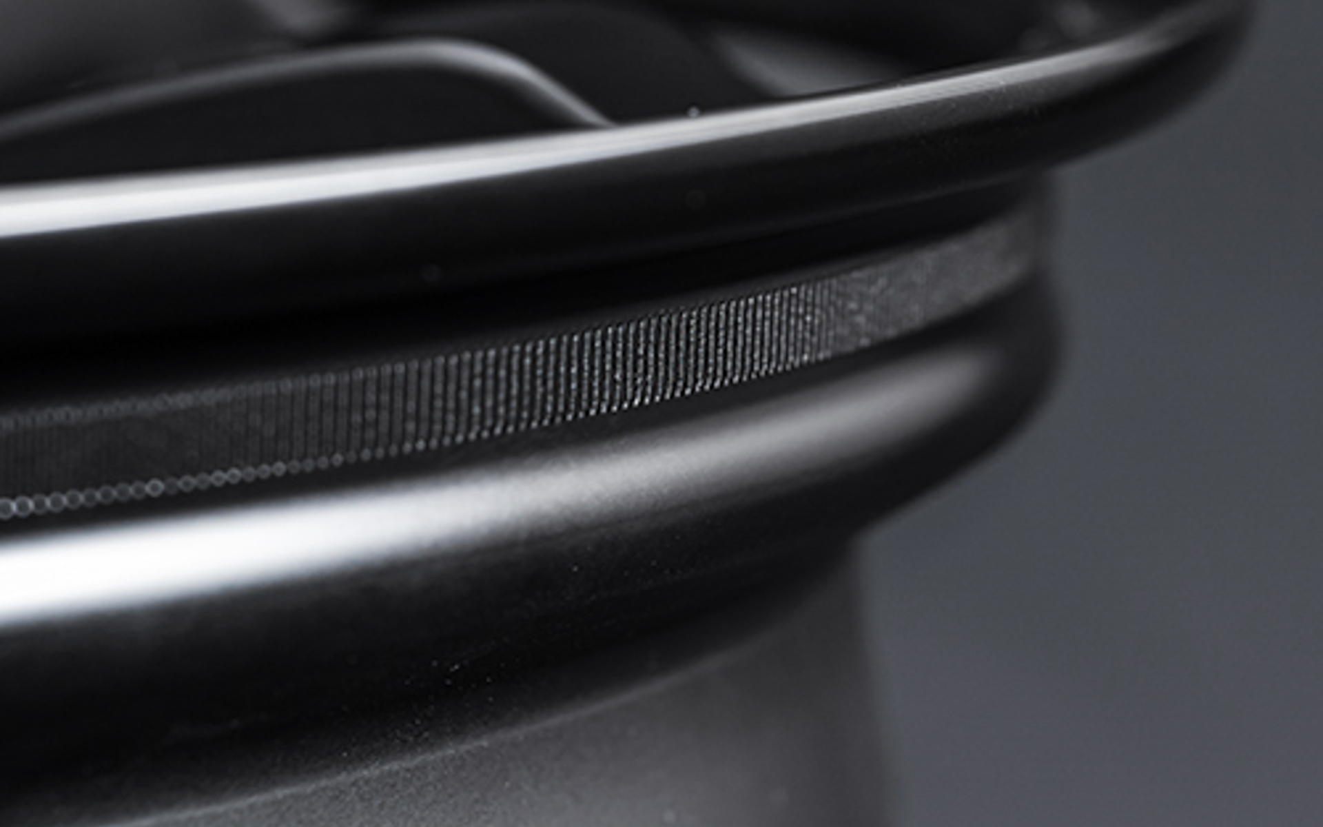 ビードシート部にはタイヤ・ホイール間のわずかな空回りも低減させるローレット加工を採用