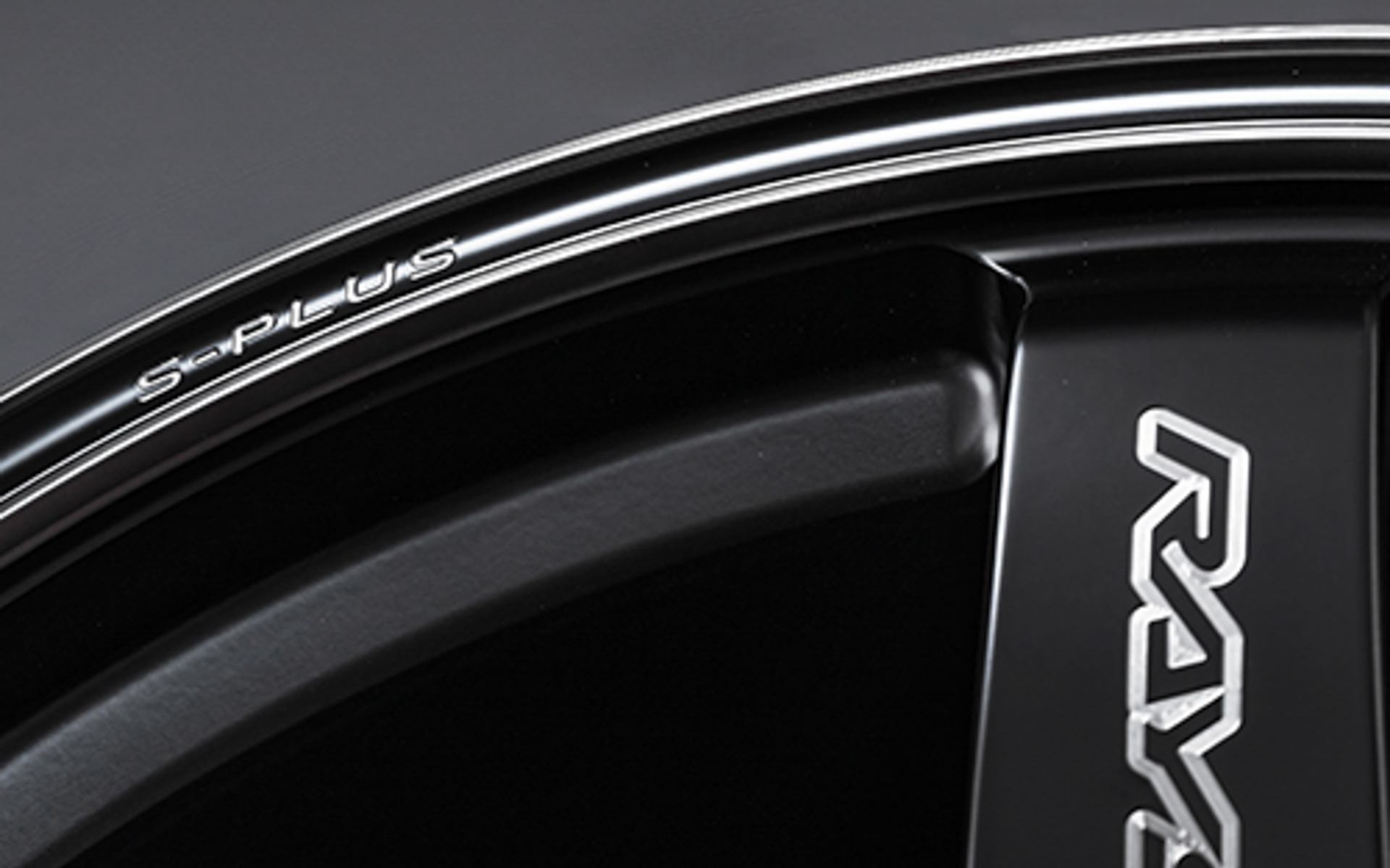 ブラック×マットブラッククリアを組み合わせたカラーで通常色にはないダークな雰囲気を付与した