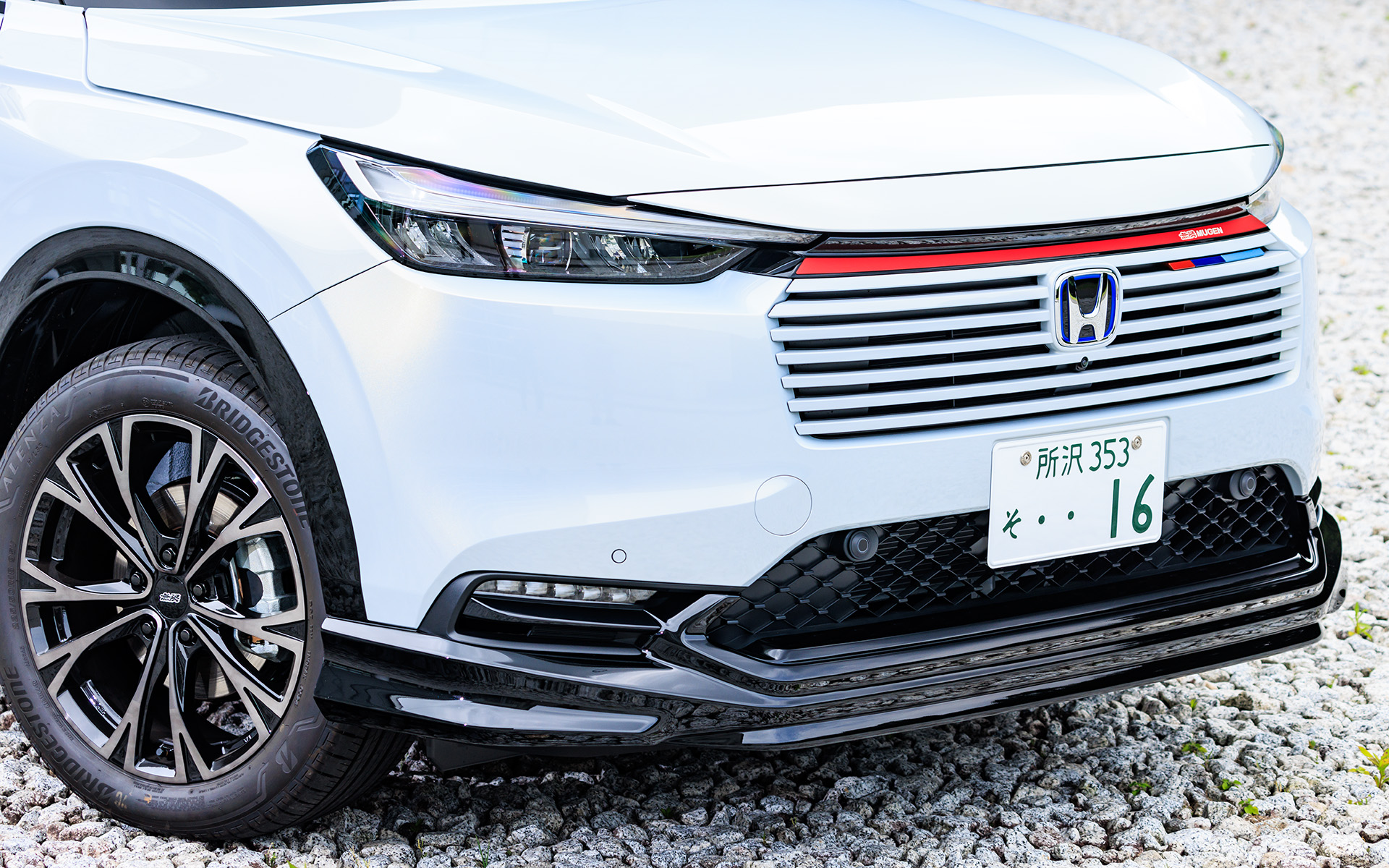 フロントアンダースポイラーは、価格8万8000円（塗装済）/7万7000円（未塗装）。フロントグリルデカールは価格1万9800円