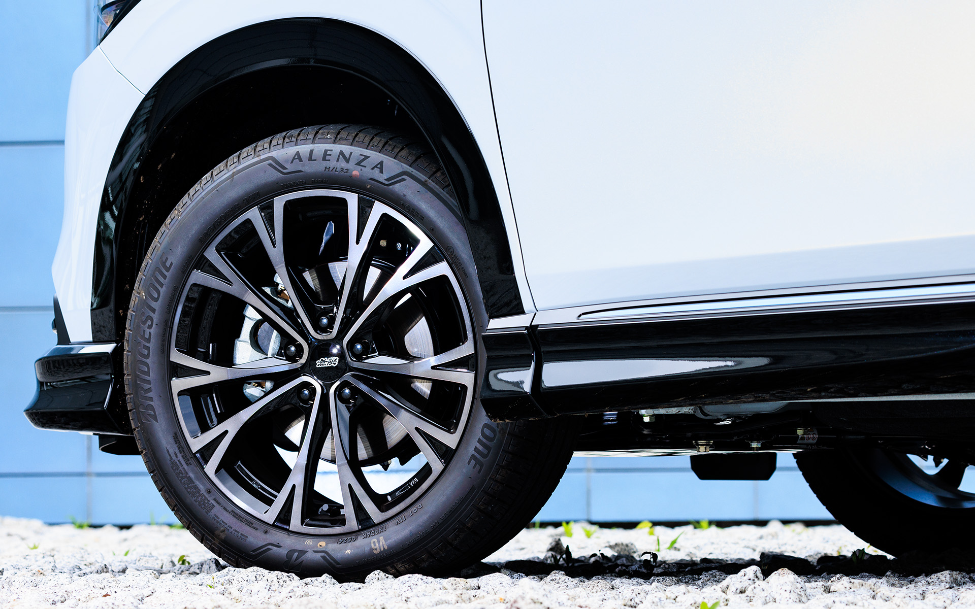 ブラッククリアミラーフェイスの18インチアルミホイール「MDW」は2024年8月発売予定で価格4万9500円/本