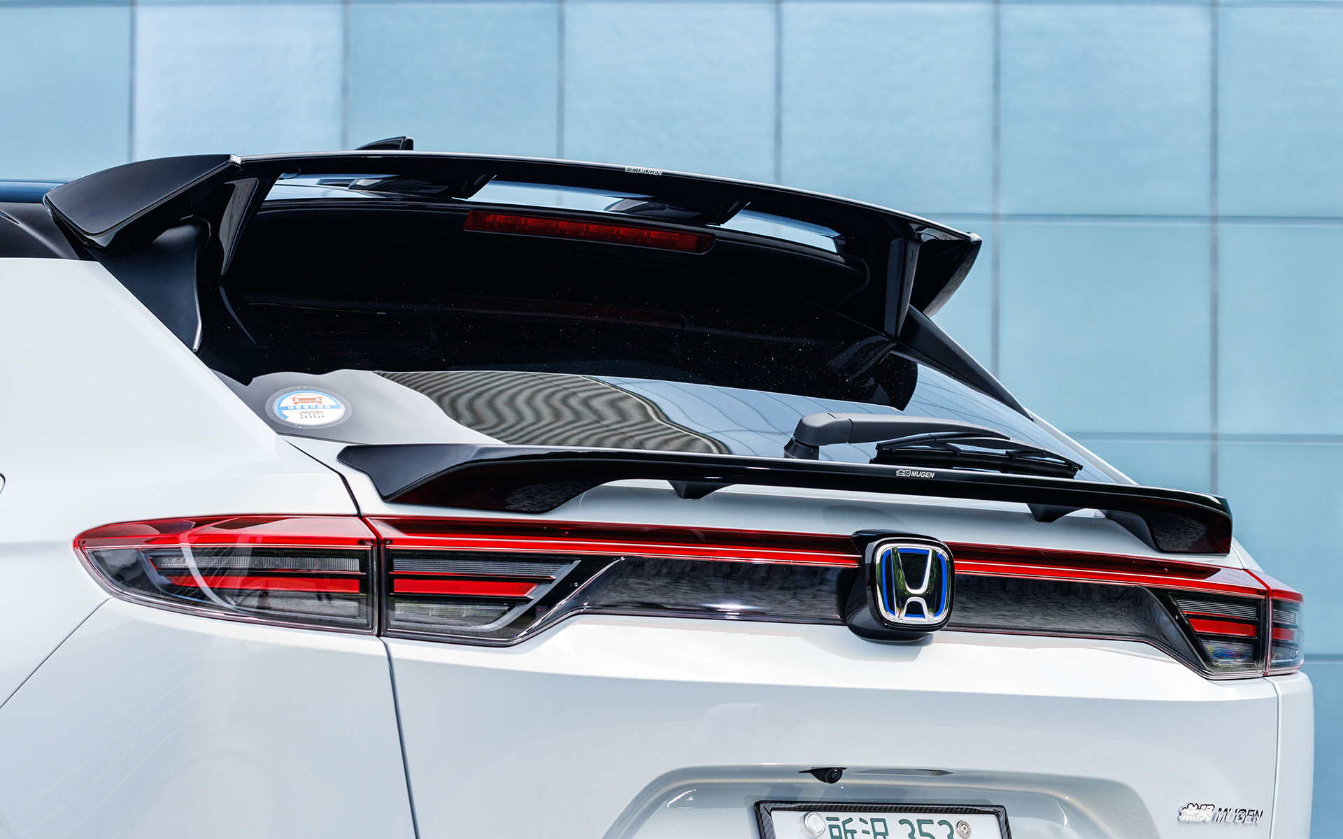 ウイングスポイラーは価格11万円（塗装済）/10万4500円（未塗装）。テールゲートスポイラーは価格11万円（塗装済）/10万4500円（未塗装）