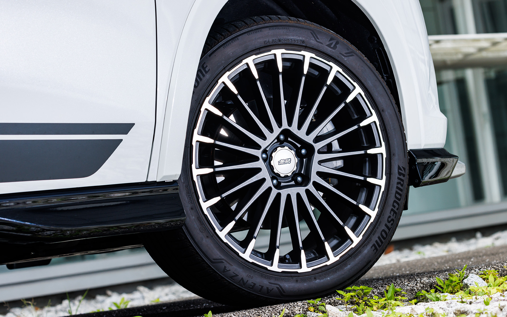 19インチ×8.5J（インセット50）のアルミホイール「MDC」。価格は1本5万8300円