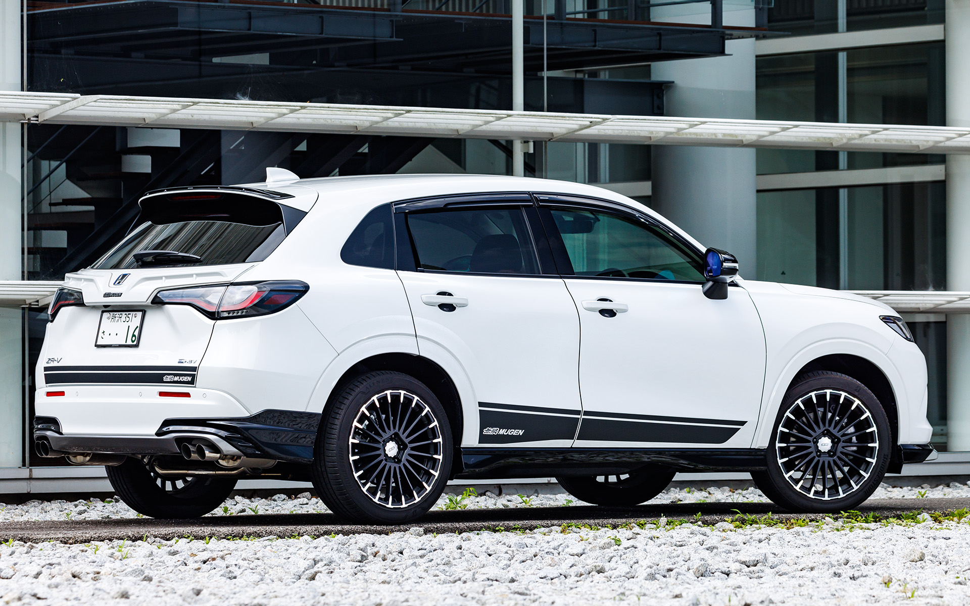 フロントアンダースポイラー、サイドスポイラー、リアアンダースポイラーをまとめた「スタイリングセット」の価格は、クリスタルブラック・パールが26万4000円、未塗装が23万1000円