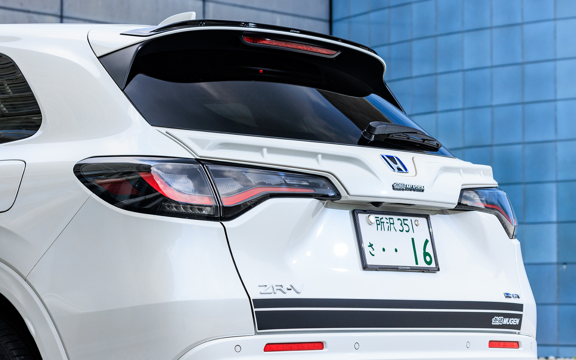 リアスタイリングにスポーティさをもたらす「テールゲートガーニッシュ」。価格はクリスタルブラック･パールとプラチナホワイト･パールが8万8000円、未塗装が7万7000円