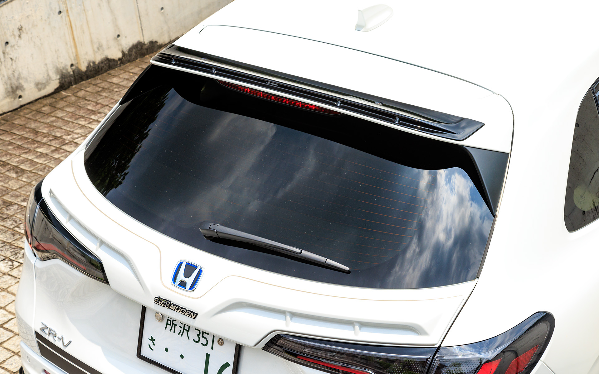 標準装備のテールゲートスポイラー上部に装着する「ガーニーフラップ」。エアロを装着した状態での前後のバランスを考え空力解析を行い開発し、ダウンフォースを発生させることでリアの接地感の向上に寄与。価格はクリスタルブラック・パールが3万5200円、未塗装が2万4200円