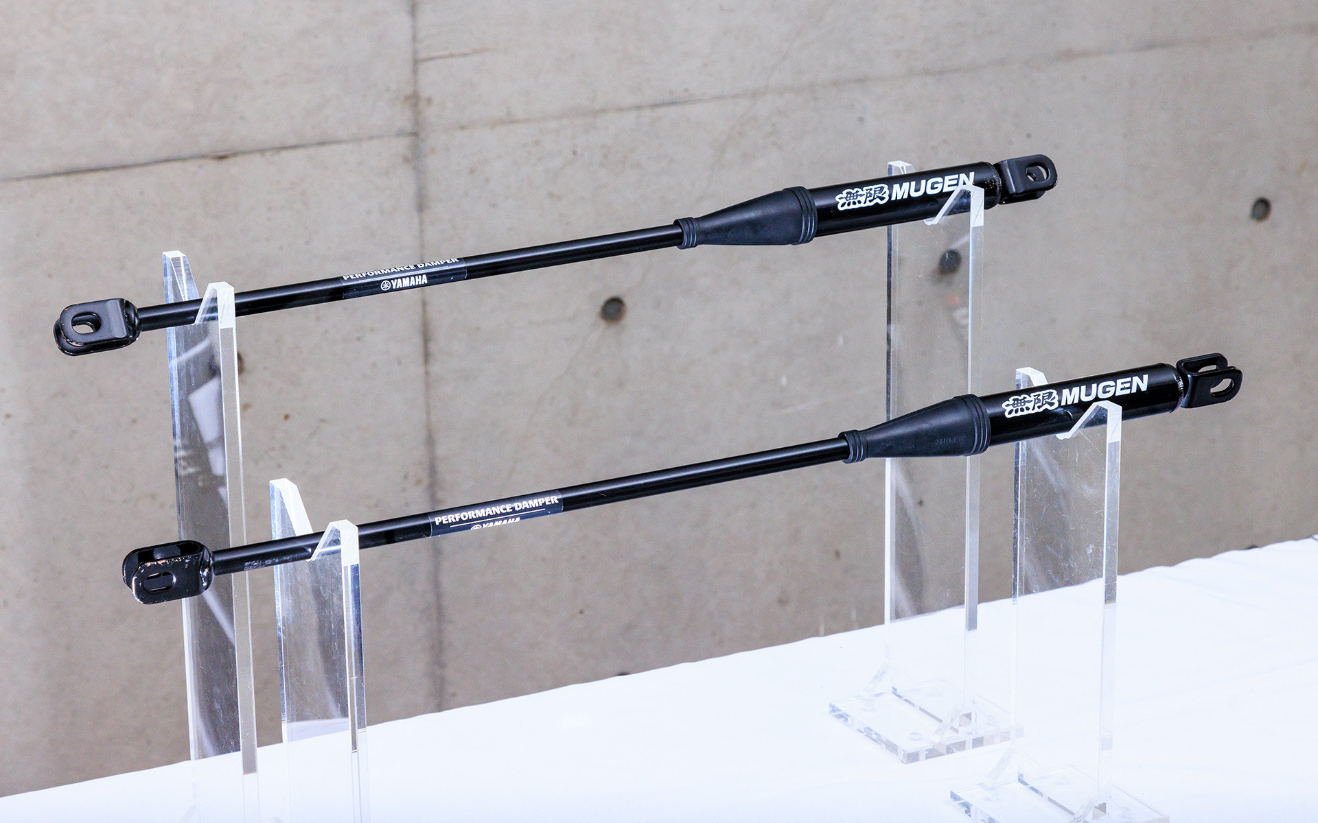 パフォーマンスダンパーは、FF（2WD）はフロント/リア用2本セット14万3000円、4WDはリアのみの設定で7万1500円