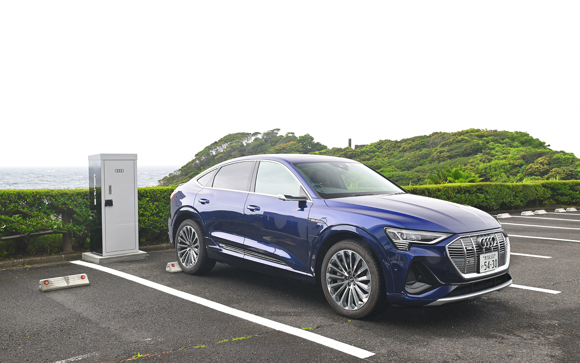 海辺に設置するEV用充電器の塩害を防ぐボックスを自社開発