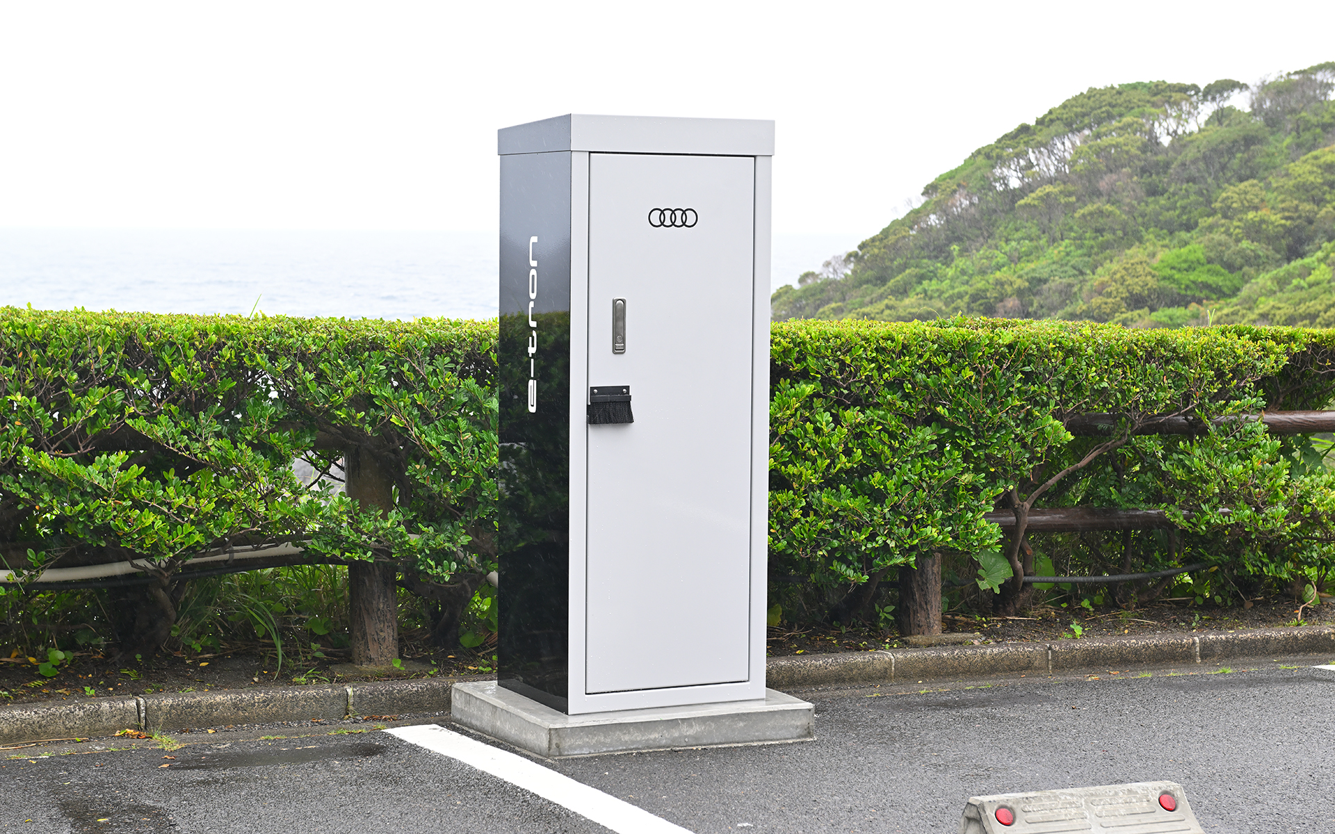 EV充電器用耐塩害ボックスは耐食性に優れたステンレス鋼板を採用するとともに、塩害を防ぐ強力な特殊塗料を塗布