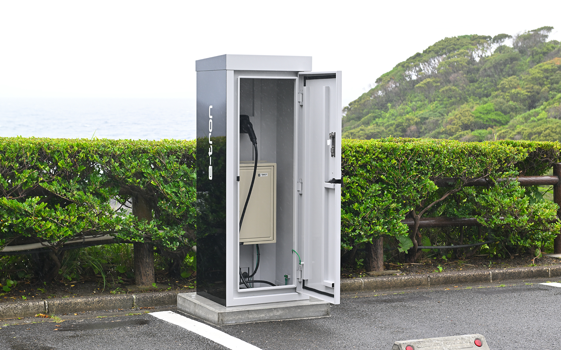 EV充電器用耐塩害ボックスは耐食性に優れたステンレス鋼板を採用するとともに、塩害を防ぐ強力な特殊塗料を塗布