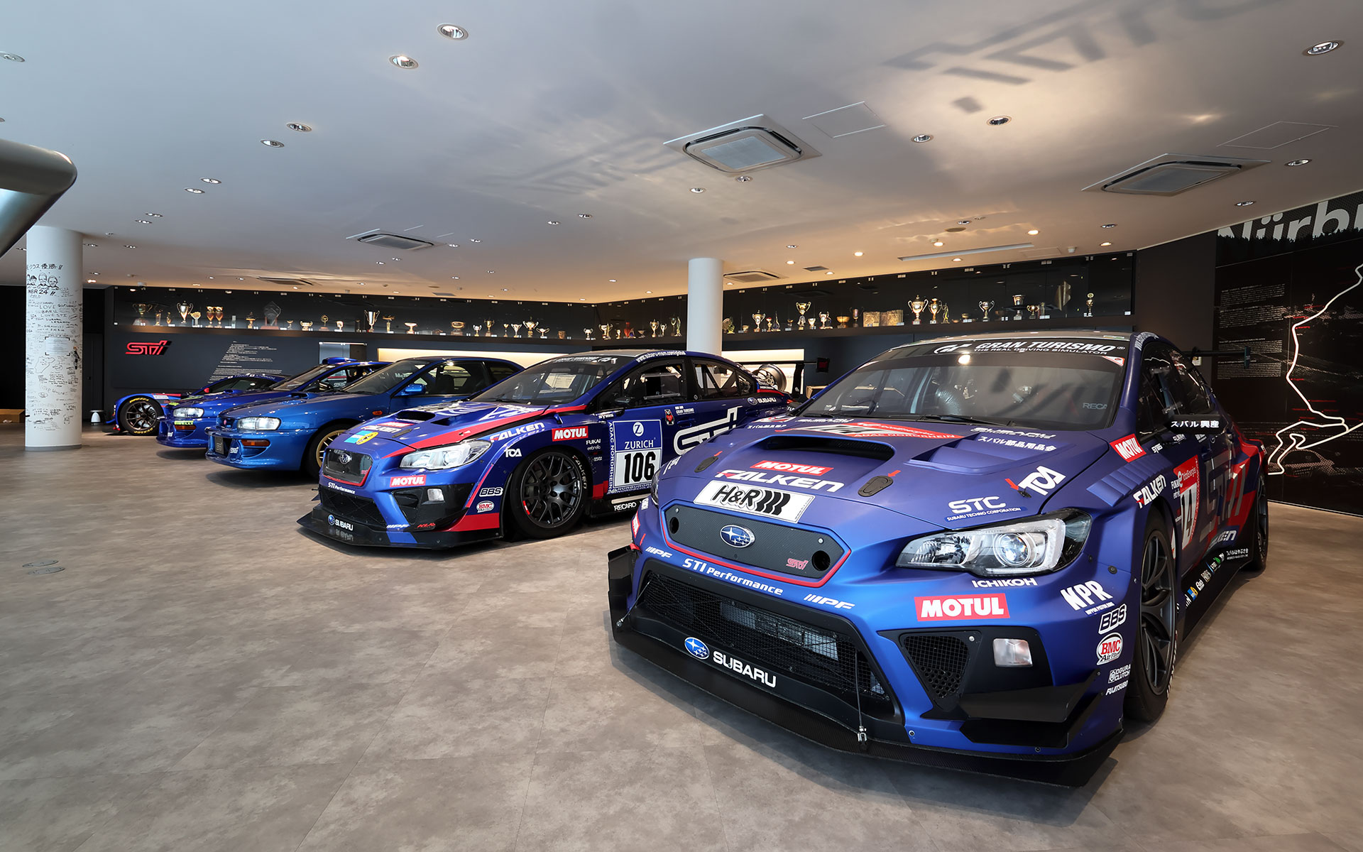 インタビュー会場は、歴代のニュルブルクリンク24時間レース参戦車両も展示される東京・三鷹のSTIギャラリー