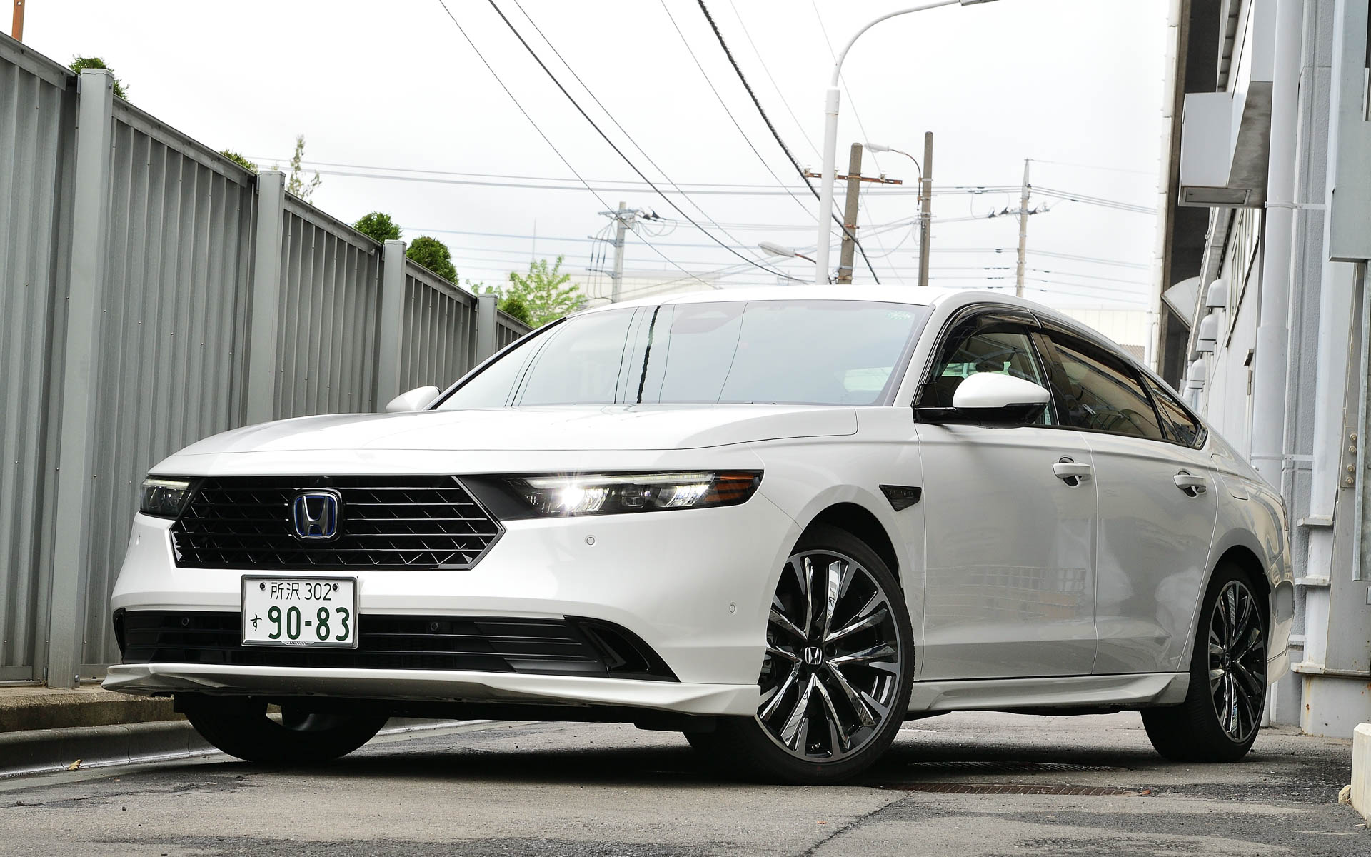 純正アクセサリーを装着した新型アコード（フロント）