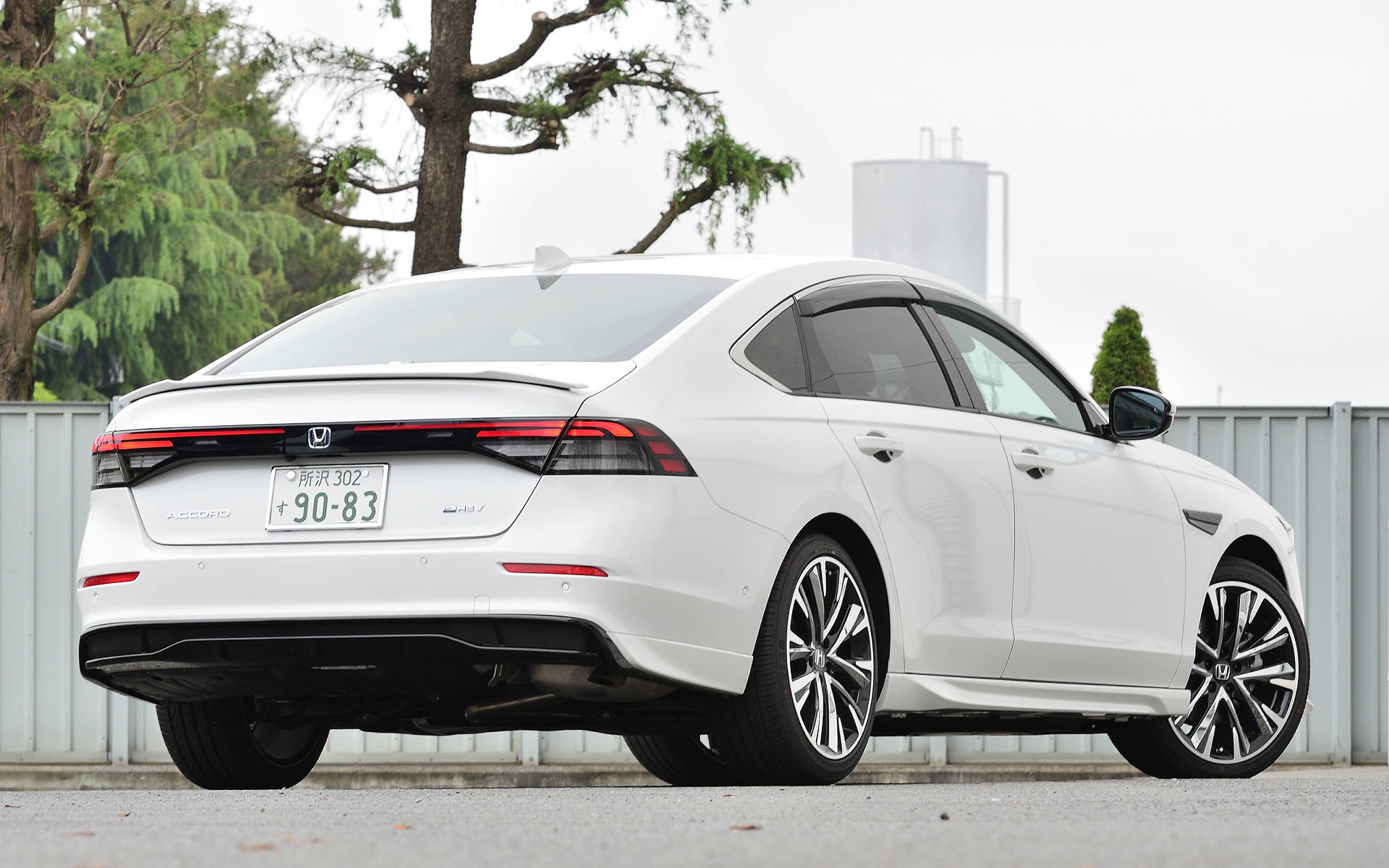 純正アクセサリーを装着した新型アコード（リア）