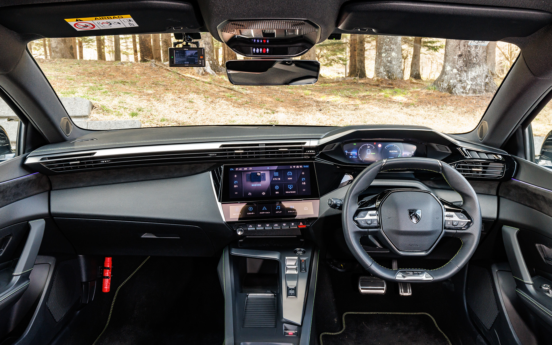 インテリアはブラックを基調とし、小径ステアリングやさまざまなドライビング情報を統合して表示する10インチタッチスクリーンなど、ドライバーを取り囲むセンターコンソールと一体化したレイアウトの「Peugeot i-Cockpit」、先進運転視線システムおよび最新のインフォテイメントシステム「Peugeot i-Connect」を採用。GTグレードには10インチタッチスクリーン下部にデジタルショートカット機能「i-Toggle（トグル）」も組み合わせる