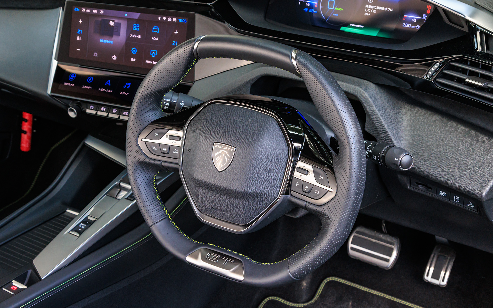 インテリアはブラックを基調とし、小径ステアリングやさまざまなドライビング情報を統合して表示する10インチタッチスクリーンなど、ドライバーを取り囲むセンターコンソールと一体化したレイアウトの「Peugeot i-Cockpit」、先進運転視線システムおよび最新のインフォテイメントシステム「Peugeot i-Connect」を採用。GTグレードには10インチタッチスクリーン下部にデジタルショートカット機能「i-Toggle（トグル）」も組み合わせる