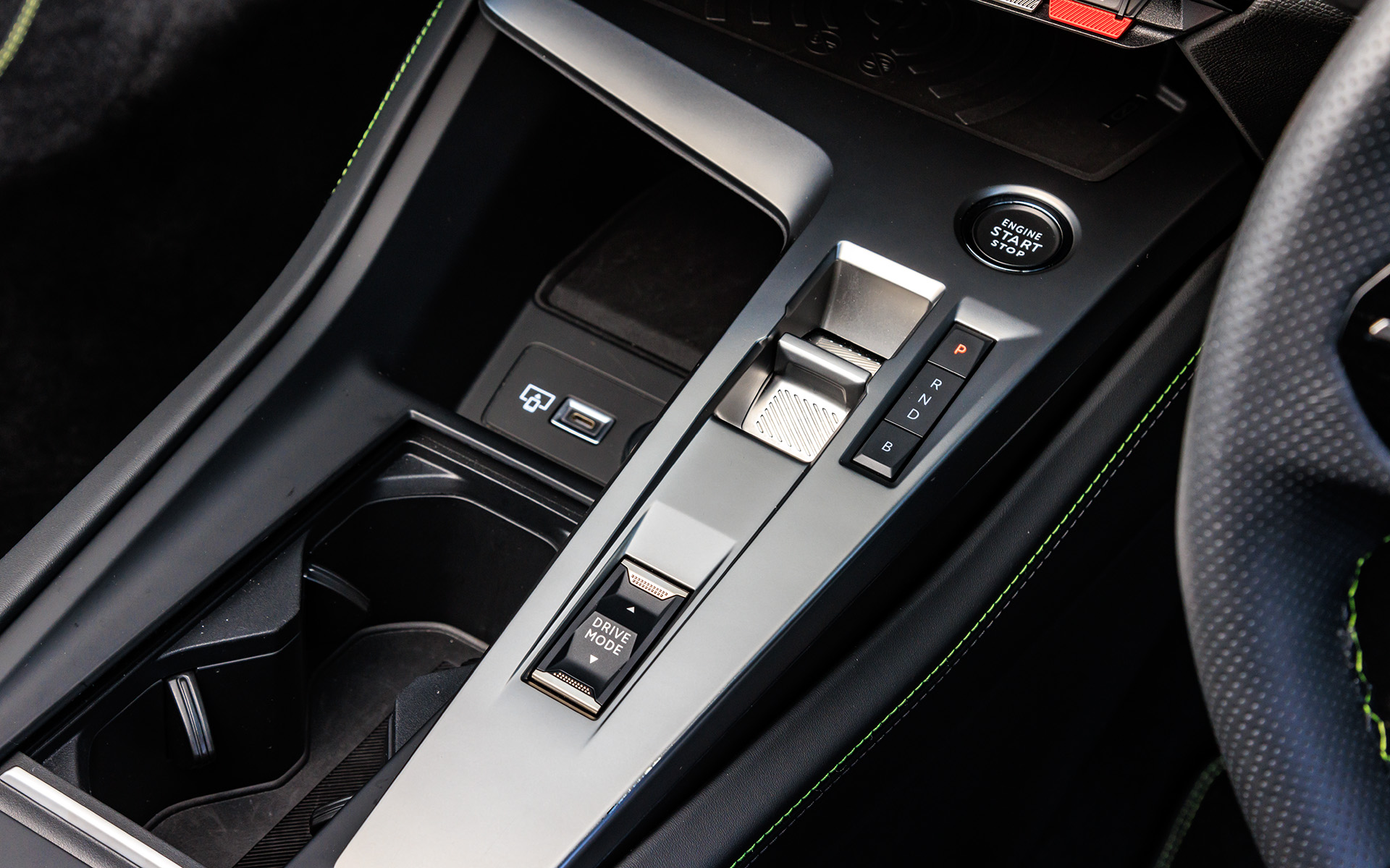 インテリアはブラックを基調とし、小径ステアリングやさまざまなドライビング情報を統合して表示する10インチタッチスクリーンなど、ドライバーを取り囲むセンターコンソールと一体化したレイアウトの「Peugeot i-Cockpit」、先進運転視線システムおよび最新のインフォテイメントシステム「Peugeot i-Connect」を採用。GTグレードには10インチタッチスクリーン下部にデジタルショートカット機能「i-Toggle（トグル）」も組み合わせる