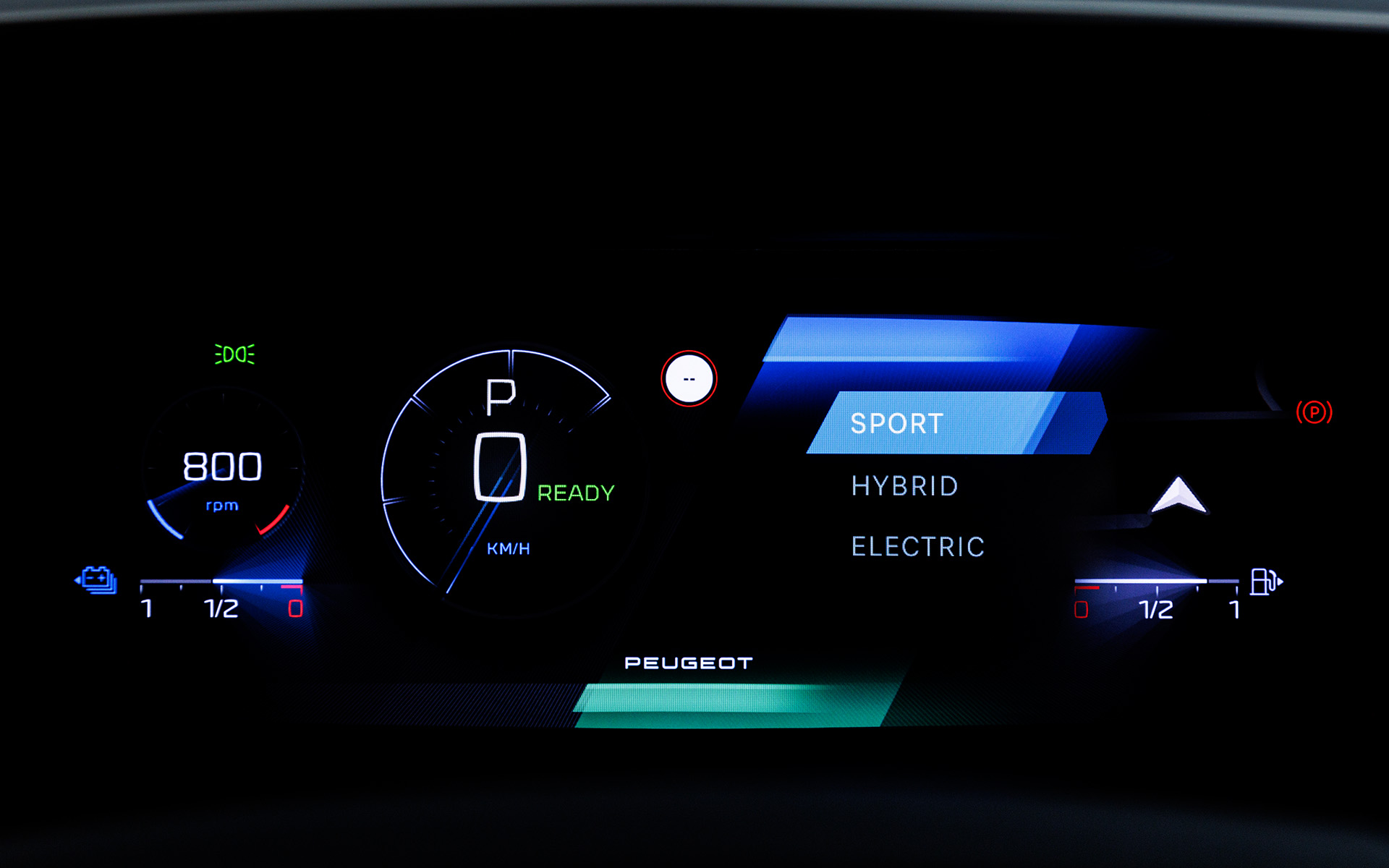 インテリアはブラックを基調とし、小径ステアリングやさまざまなドライビング情報を統合して表示する10インチタッチスクリーンなど、ドライバーを取り囲むセンターコンソールと一体化したレイアウトの「Peugeot i-Cockpit」、先進運転視線システムおよび最新のインフォテイメントシステム「Peugeot i-Connect」を採用。GTグレードには10インチタッチスクリーン下部にデジタルショートカット機能「i-Toggle（トグル）」も組み合わせる