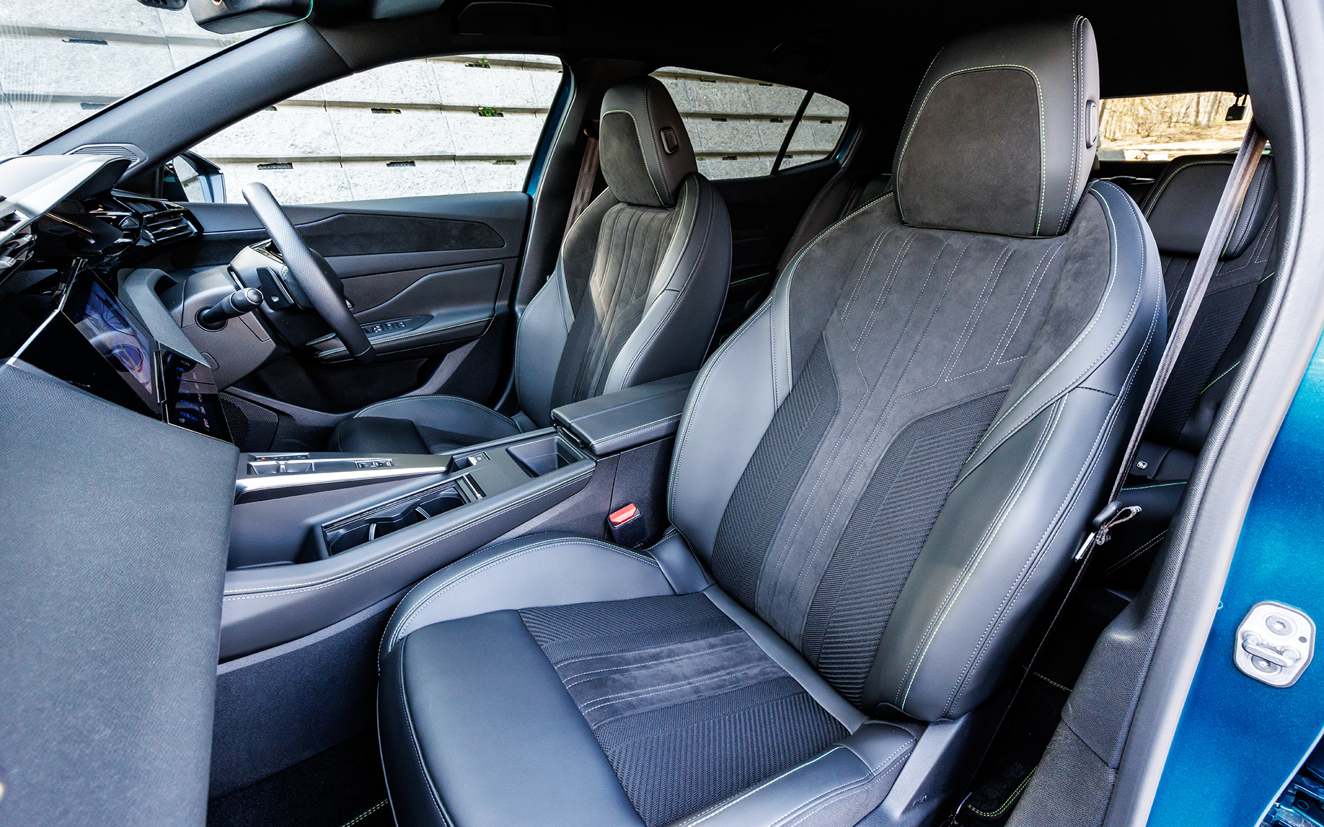 インテリアはブラックを基調とし、小径ステアリングやさまざまなドライビング情報を統合して表示する10インチタッチスクリーンなど、ドライバーを取り囲むセンターコンソールと一体化したレイアウトの「Peugeot i-Cockpit」、先進運転視線システムおよび最新のインフォテイメントシステム「Peugeot i-Connect」を採用。GTグレードには10インチタッチスクリーン下部にデジタルショートカット機能「i-Toggle（トグル）」も組み合わせる