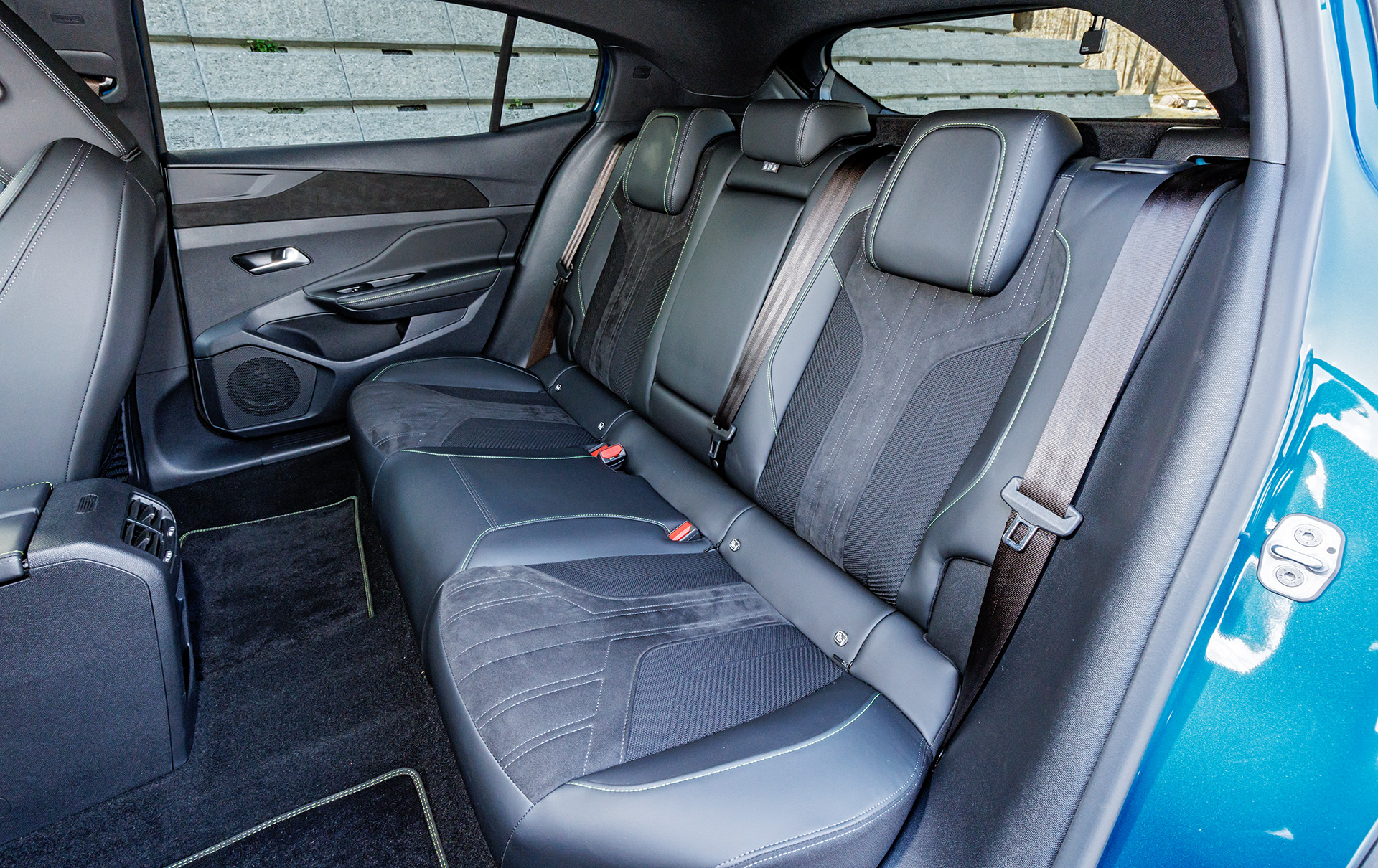 インテリアはブラックを基調とし、小径ステアリングやさまざまなドライビング情報を統合して表示する10インチタッチスクリーンなど、ドライバーを取り囲むセンターコンソールと一体化したレイアウトの「Peugeot i-Cockpit」、先進運転視線システムおよび最新のインフォテイメントシステム「Peugeot i-Connect」を採用。GTグレードには10インチタッチスクリーン下部にデジタルショートカット機能「i-Toggle（トグル）」も組み合わせる