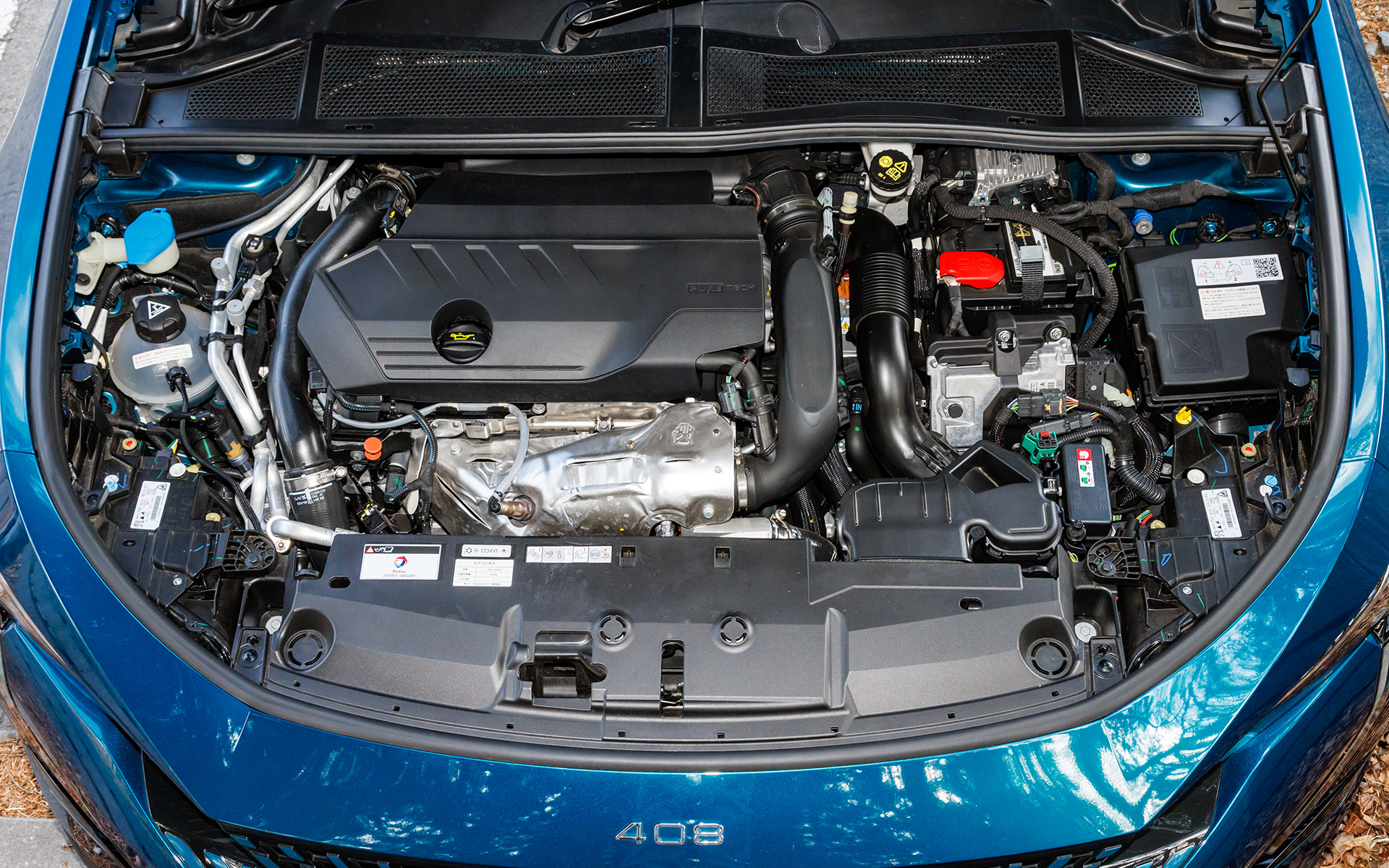 直列4気筒DOHC 1.6リッターターボエンジンは最高出力132kW（180PS）/6000rpm、最大トルク250Nm/1750rpmを発生。モーターは最高出力81kW（110PS）/2500rpm、最大トルク320Nm/500-2500rpmで、システム合計の最高出力は225PS、最大トルクは360Nm。リチウムイオンバッテリの総電力量は12.4kWhとした