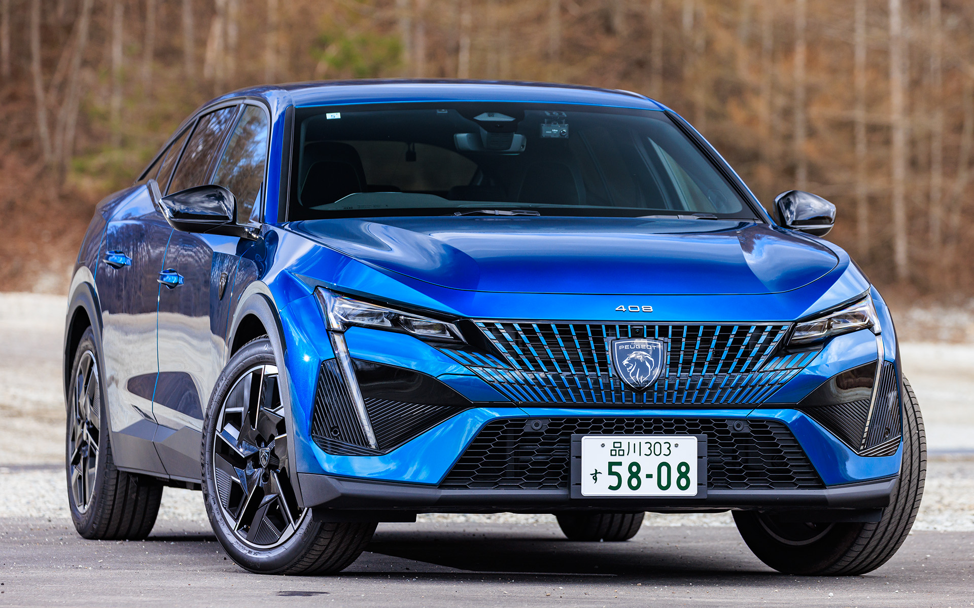 東京～軽井沢の旅で共にしたのは、2023年7月に発売となったファストバックとクロスオーバーを融合したSUVクーペ「408」。グレードはプラグインハイブリッドの「408 GT ハイブリッド」（641万6000円）で、ボディサイズは4700×1850×1500mm（全長×全幅×全高）、ホイールベースは2790mm