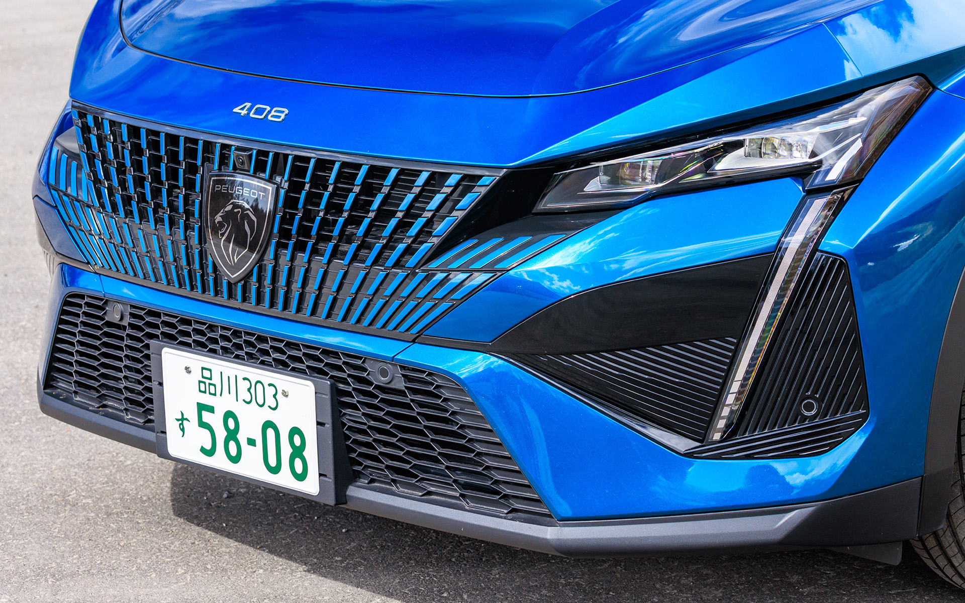 エクステリアはファストバックとクロスオーバーを融合させた流麗なスタイリングを特徴とし、フロントウィンドウの絶妙な傾斜、ルーフラインからリア方向へと伸びやかに続く流線形によって速さとしなやかさを視覚的に表現。エクステリアではセンターにライオンエンブレムを配した大型フレームレスグリルを採用し、GTグレードでは精緻なボディ同色グリッドデザインによりダイナミックな印象を高めるとともに、走行状況に応じて自動で照射をコントロールする先進の薄型マトリックスLEDヘッドライトを搭載した