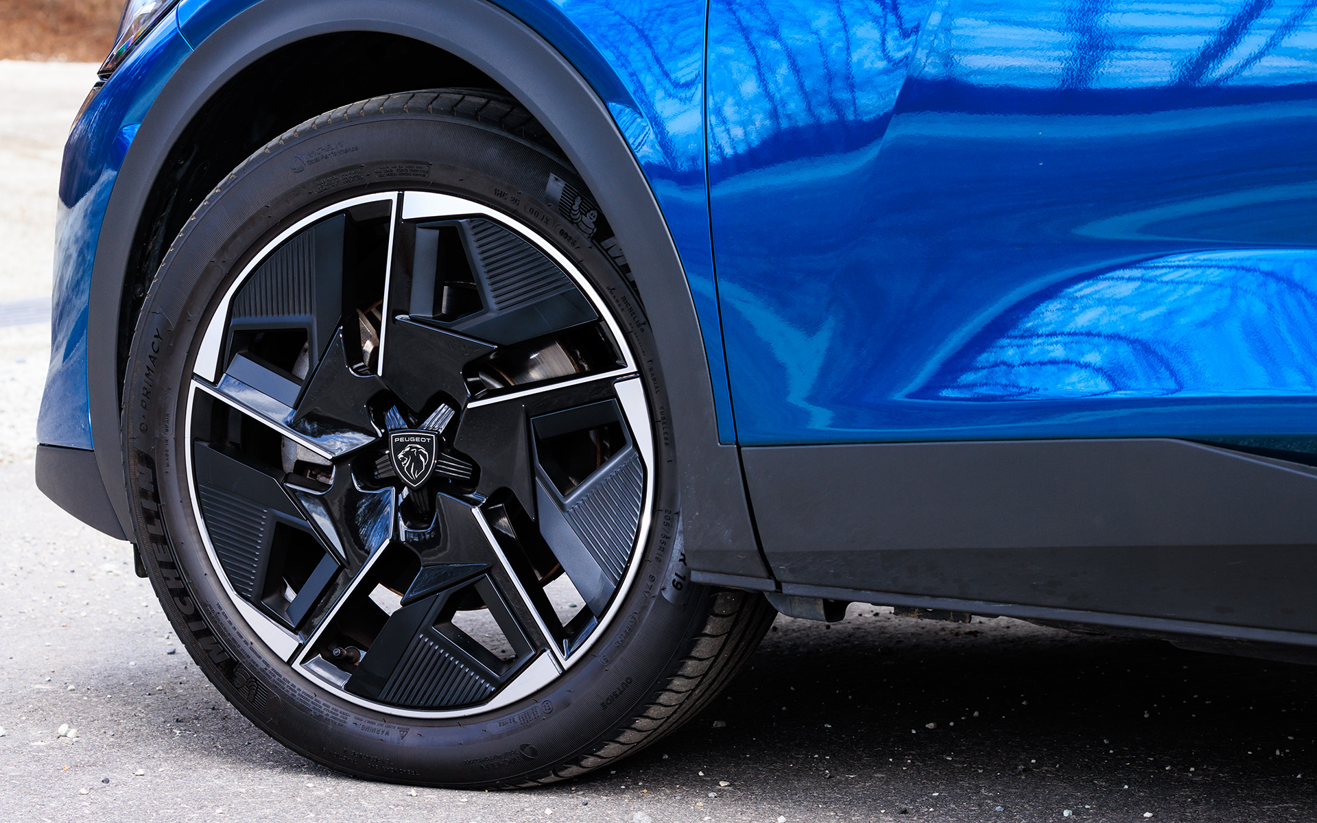 プジョーのアイデンティティともいえるライオンの牙をモチーフにしたLEDデイタイムランニングライト、ライオンの爪をモチーフにした3本LEDランプ、足下に19インチアロイホイール（タイヤはミシュラン「e・PRIMACY」でサイズは205/55R19）を全モデルに装備するなどしてライオンのもつ力強さを表現。なお408 GT ハイブリッドでは急速充電は非対応となり、普通充電用のポートが用意される