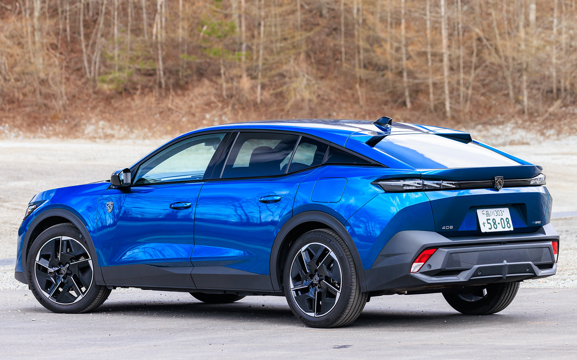 東京～軽井沢の旅で共にしたのは、2023年7月に発売となったファストバックとクロスオーバーを融合したSUVクーペ「408」。グレードはプラグインハイブリッドの「408 GT ハイブリッド」（641万6000円）で、ボディサイズは4700×1850×1500mm（全長×全幅×全高）、ホイールベースは2790mm