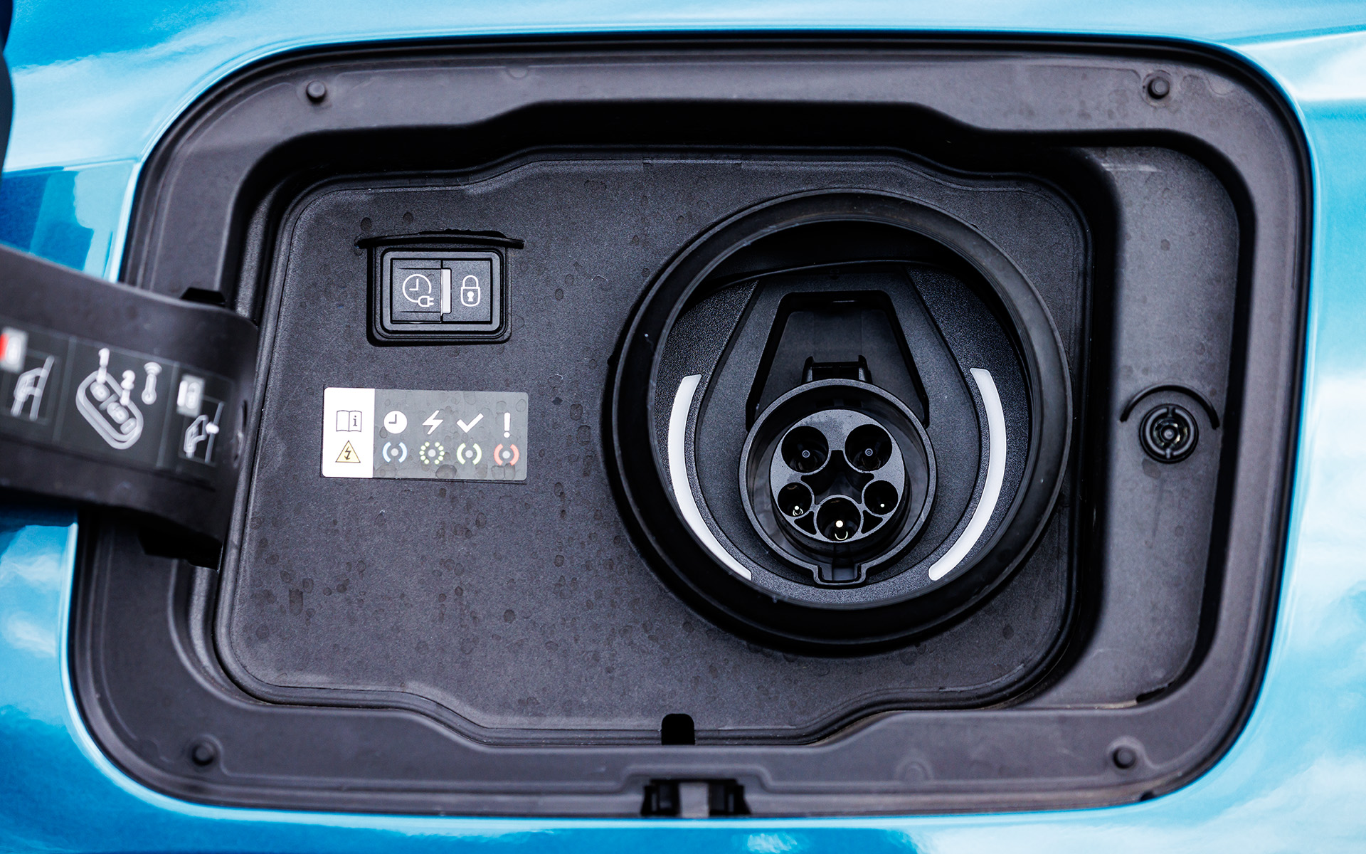 プジョーのアイデンティティともいえるライオンの牙をモチーフにしたLEDデイタイムランニングライト、ライオンの爪をモチーフにした3本LEDランプ、足下に19インチアロイホイール（タイヤはミシュラン「e・PRIMACY」でサイズは205/55R19）を全モデルに装備するなどしてライオンのもつ力強さを表現。なお408 GT ハイブリッドでは急速充電は非対応となり、普通充電用のポートが用意される