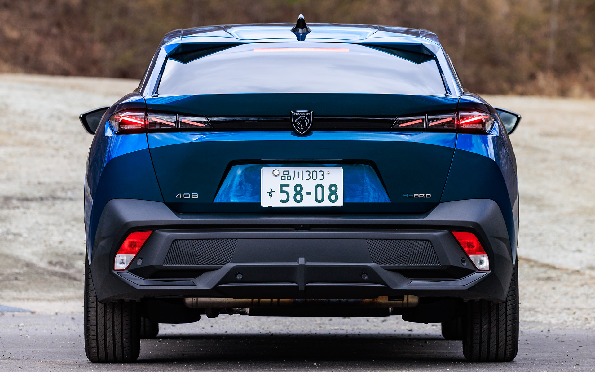 エクステリアはファストバックとクロスオーバーを融合させた流麗なスタイリングを特徴とし、フロントウィンドウの絶妙な傾斜、ルーフラインからリア方向へと伸びやかに続く流線形によって速さとしなやかさを視覚的に表現。エクステリアではセンターにライオンエンブレムを配した大型フレームレスグリルを採用し、GTグレードでは精緻なボディ同色グリッドデザインによりダイナミックな印象を高めるとともに、走行状況に応じて自動で照射をコントロールする先進の薄型マトリックスLEDヘッドライトを搭載した