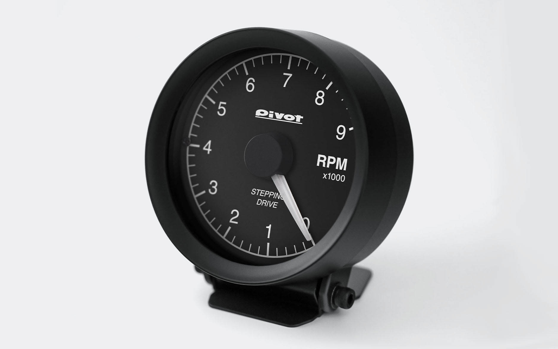 LINK GAUGE-Xのサイズは67.5×19mm（高さ×奥行き、奥行きはベゼル部を除く。ベゼル部奥行きは15mm）、直径は60Φ（ベゼル部を除く。ベゼル部を含む直径は65Φ）