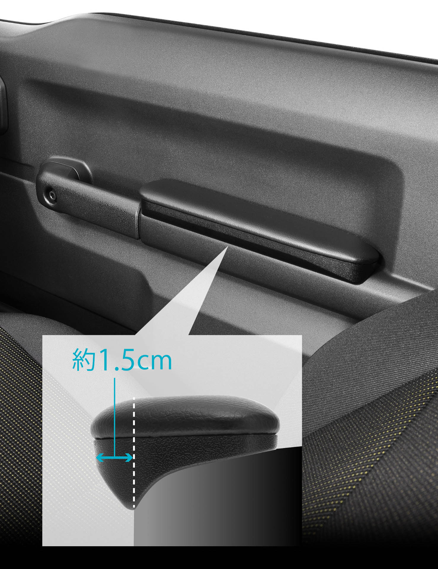 製品装着によりアームレスト部を約1.5cm拡大。クッション部は純正インテリアにも採用実績がある本革調表皮を使用し、ベース部はジムニー/ジムニーシエラに合わせた表面処理が施される