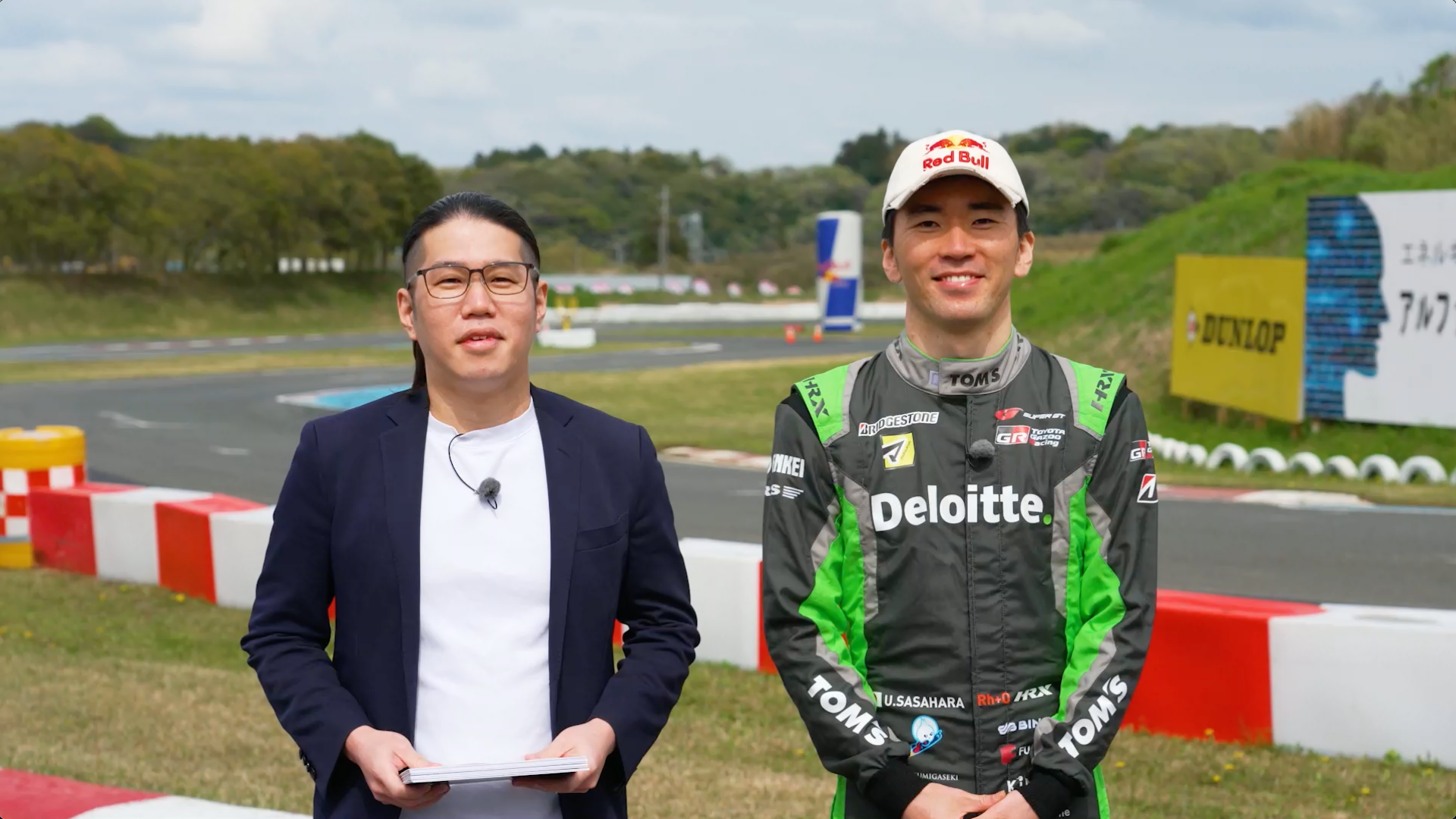 司会のOooDaさん（左）と、レーシングドライバーの笹原右京選手（右）