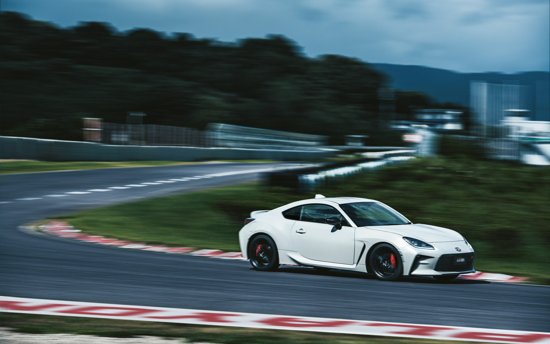 アブソーバー減衰特性とともにEPS特性などを改良