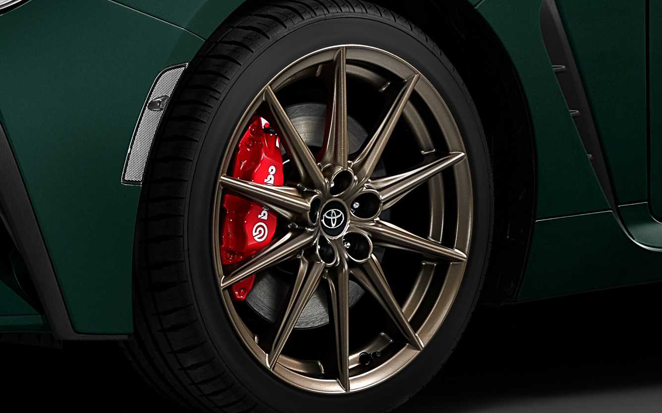 18インチブロンズホイール、ブレンボ製ベンチレーテッドディスクブレーキ、SACHS（ZF）アブソーバーを特別装備