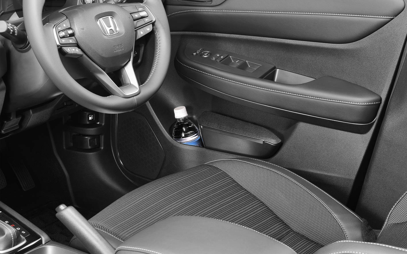 手が届きやすい運転席側ドアポケットに入れるだけでゴミ箱として活用可能。ボトルホルダーをふさぐことなく、片手で簡単にゴミが捨てられるようになる