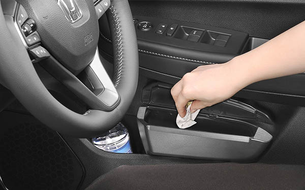 手が届きやすい運転席側ドアポケットに入れるだけでゴミ箱として活用可能。ボトルホルダーをふさぐことなく、片手で簡単にゴミが捨てられるようになる