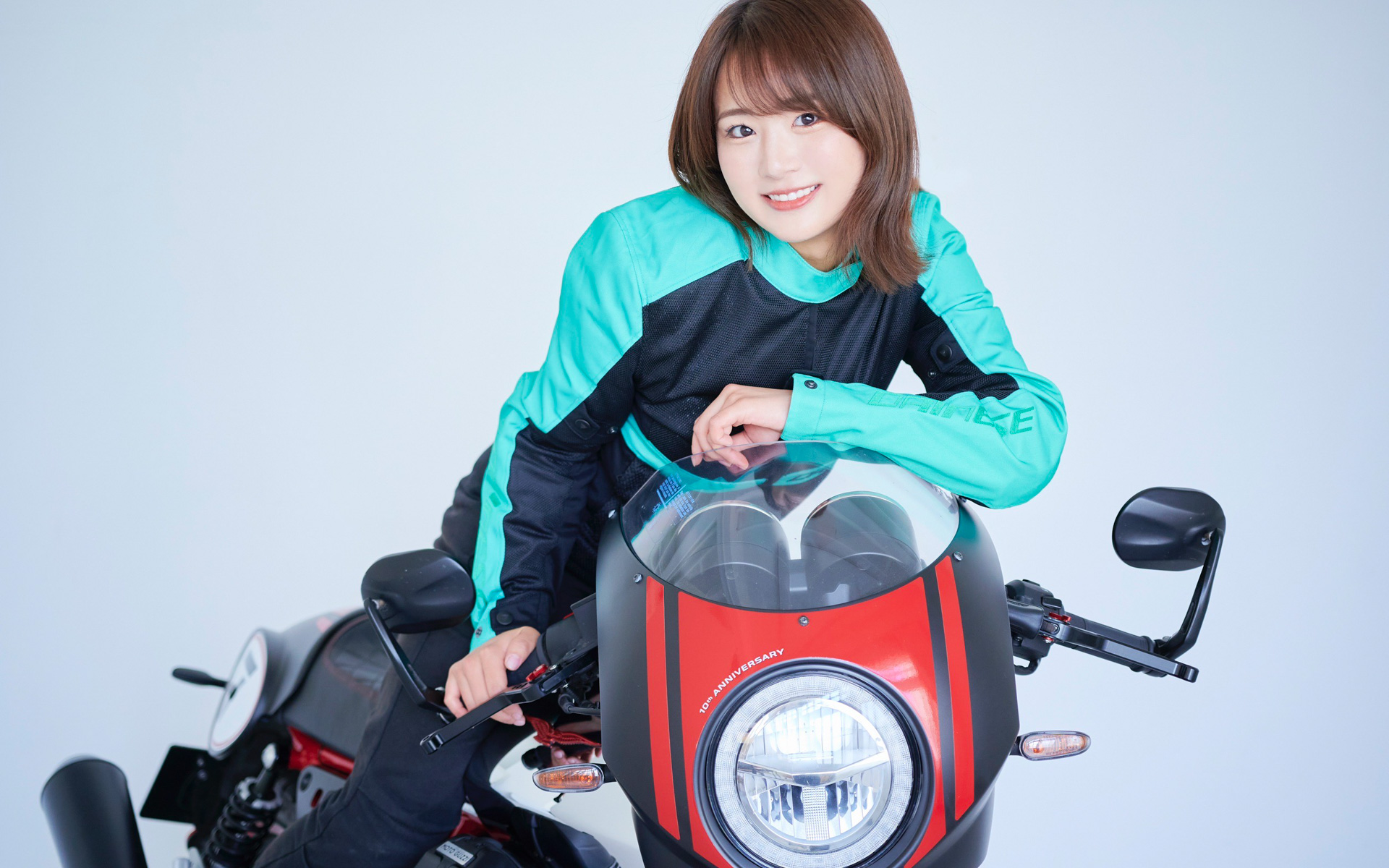 平嶋夏海さん：2005年からアイドルグループ「AKB48」のメンバーとして活動し、現在はバイク女子や声優としても活躍。オートバイ用品店「ナップス」のイメージキャラクターも務める