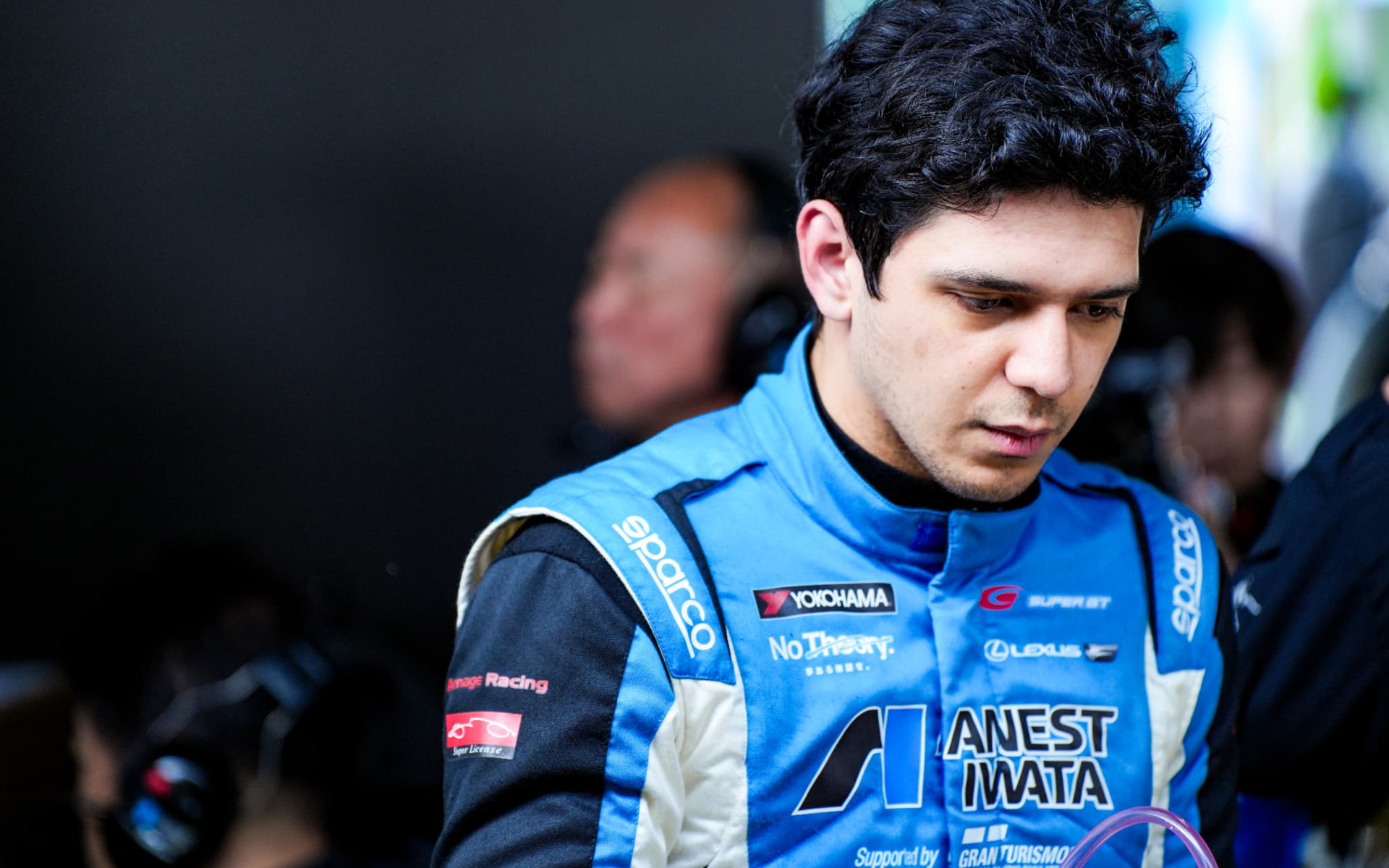 イゴール・フラガ選手のプロフィール：ゲーム「グランツーリスモ」の世界大会である、「FIAグランツーリスモ選手権に2018」ネイションズカップ（個人戦）で初代チャンピオンに輝き、その後も同シリーズの大会でTeam TOYOTAを優勝に導く。現在はSUPER GT GT300で「ANEST IWATA Racing」のドライバーを務める、バーチャルとリアルの二刀流ドライバー