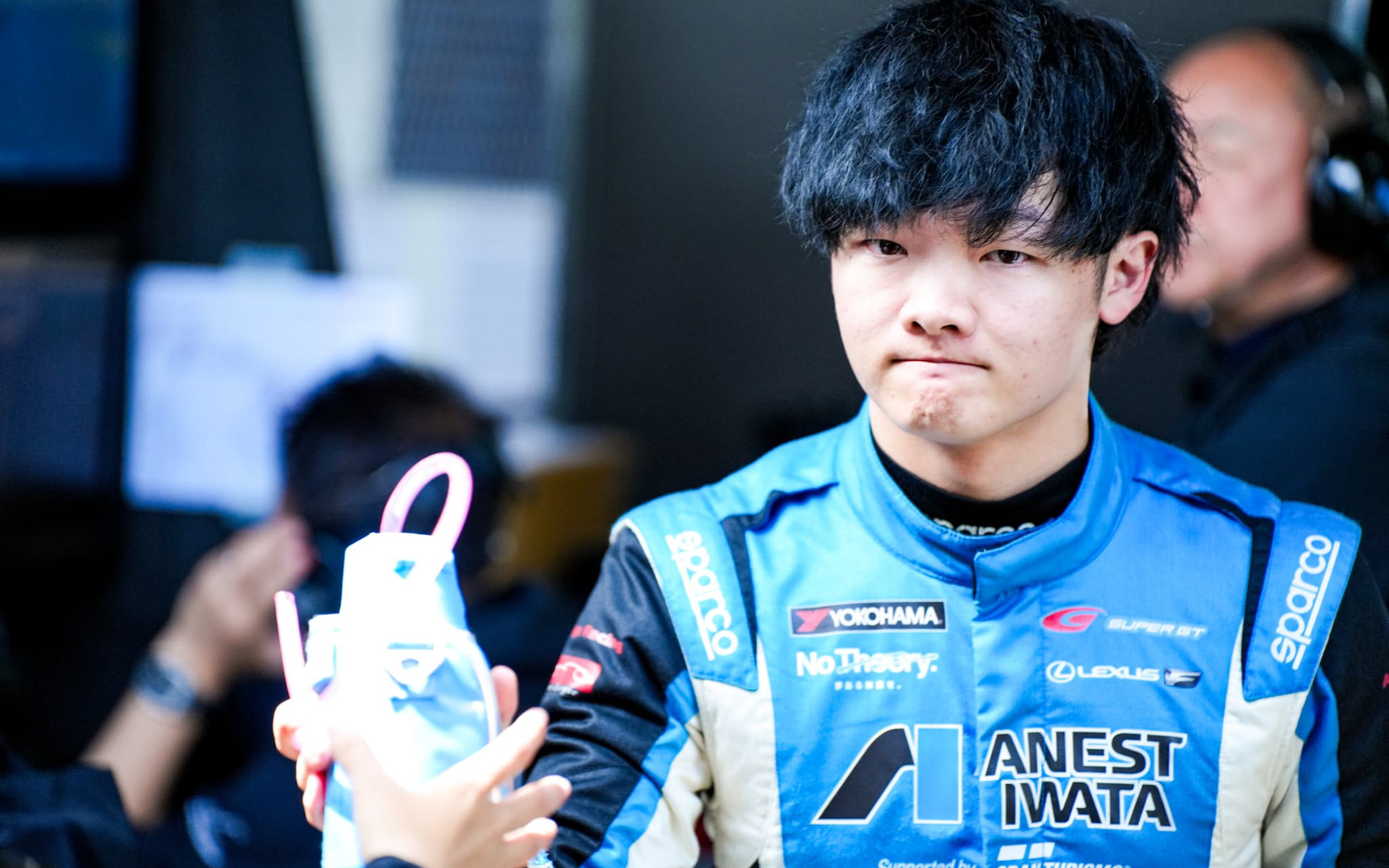 古谷悠河選手のプロフィール：カートの世界大会ROTAX MAX CHALLENGE GRAND FINALSへ日本代表として招集され、2021年にフォーミュラー・リージョナル・ジャパニーズ・チャンピョンシップでシリーズチャンピオンに輝く。2022年は全日本スーパーフォーミュラ・ライツ選手権にステップアップし、現在はSUPER GT GT300で「ANEST IWATA Racing」のドライバーを務める