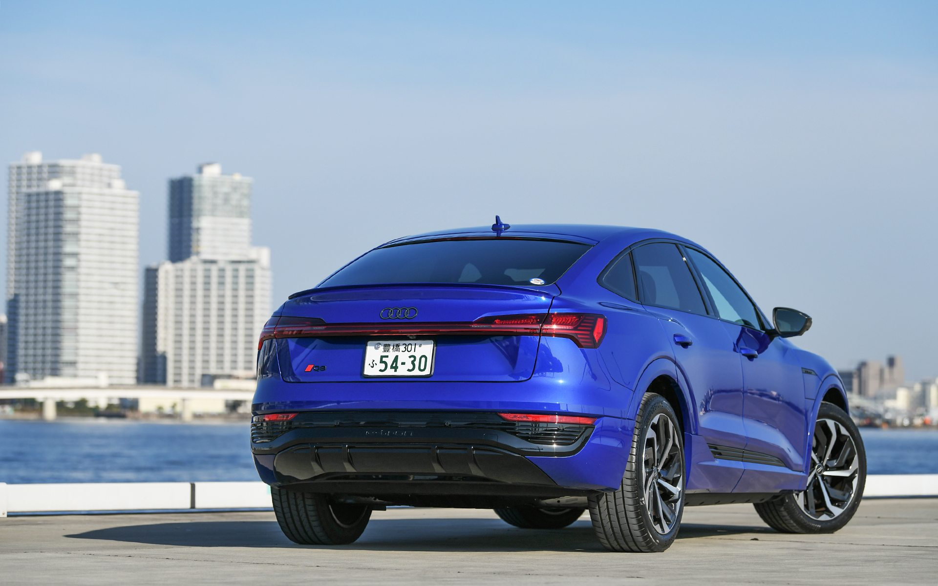 Q8 スポーツバック e-tron 55 クワトロ Sライン。価格は1317万円。撮影車両のボディカラーはウルトラブルーM