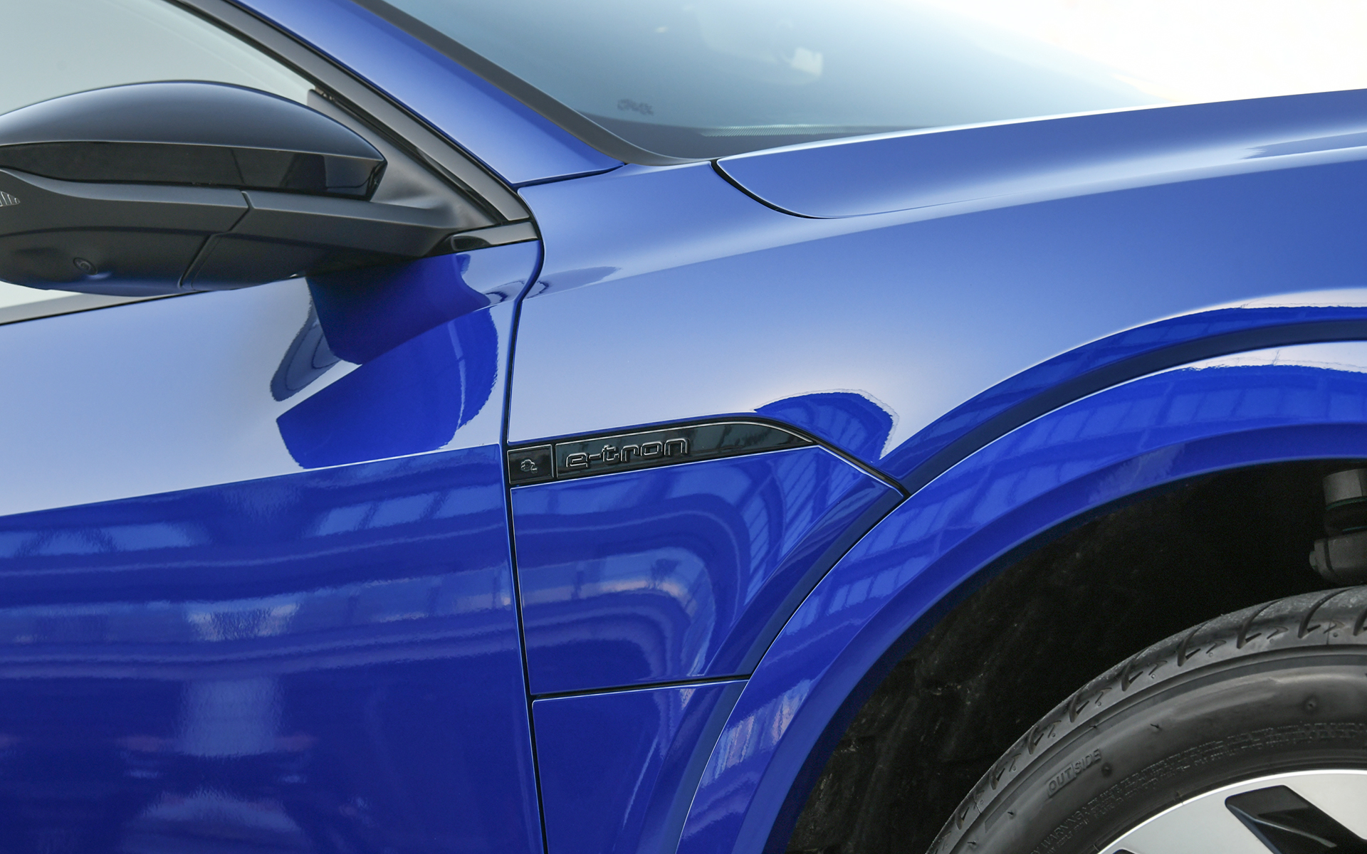 Sモデル専用にデザインされた開口の少ないシングルフレームグリルをブラックのマスクで囲む新しいフロントデザインを採用。大きく外側に張り出したホイールアーチによりSUVの力強さとワイドなスタンスを強調する