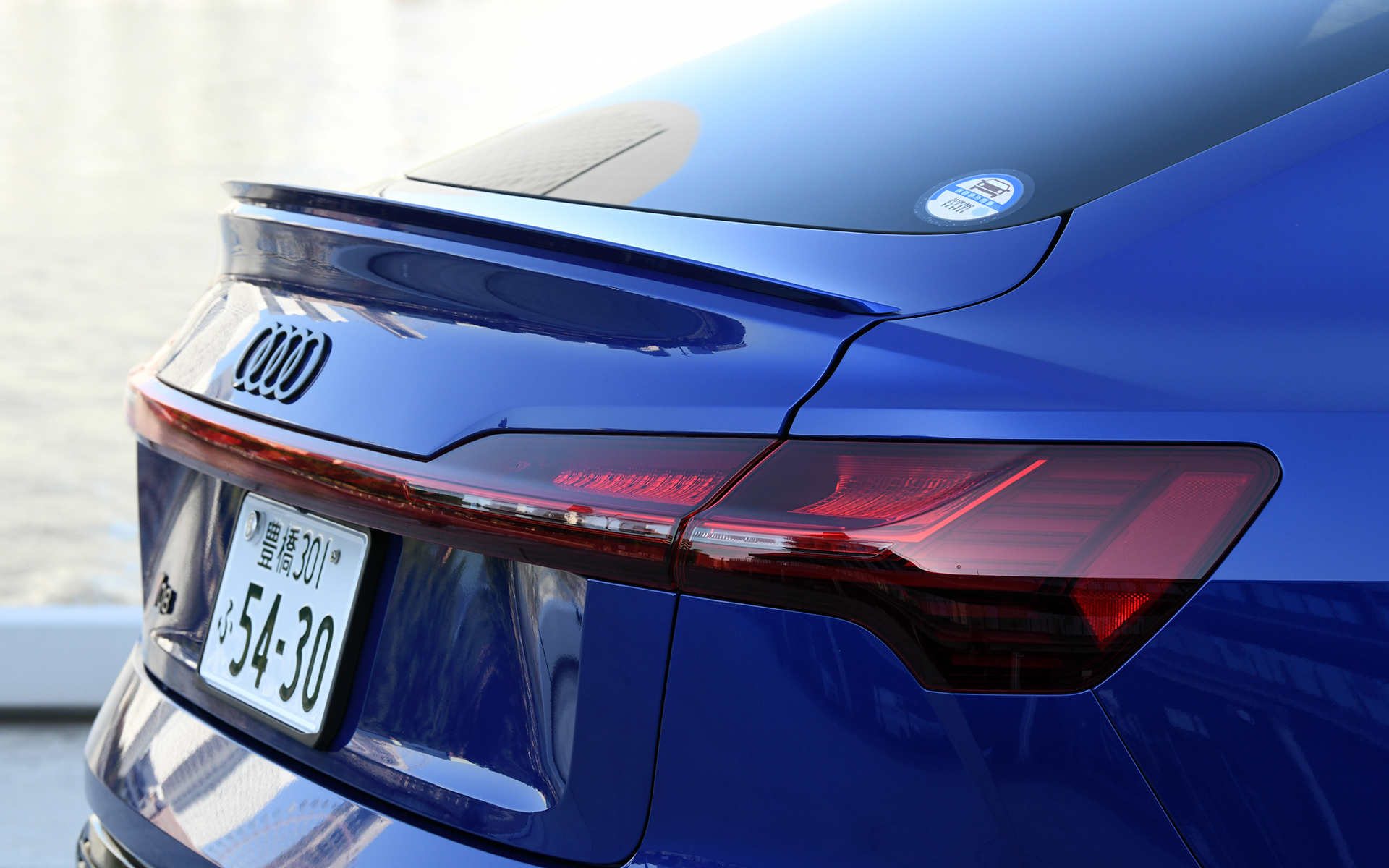 ほぼ全幅に広がるシルバーのディフューザーインサートが、後方に向かって滑らかに弧を描くスポーツバックのシルエットと調和するリアデザイン