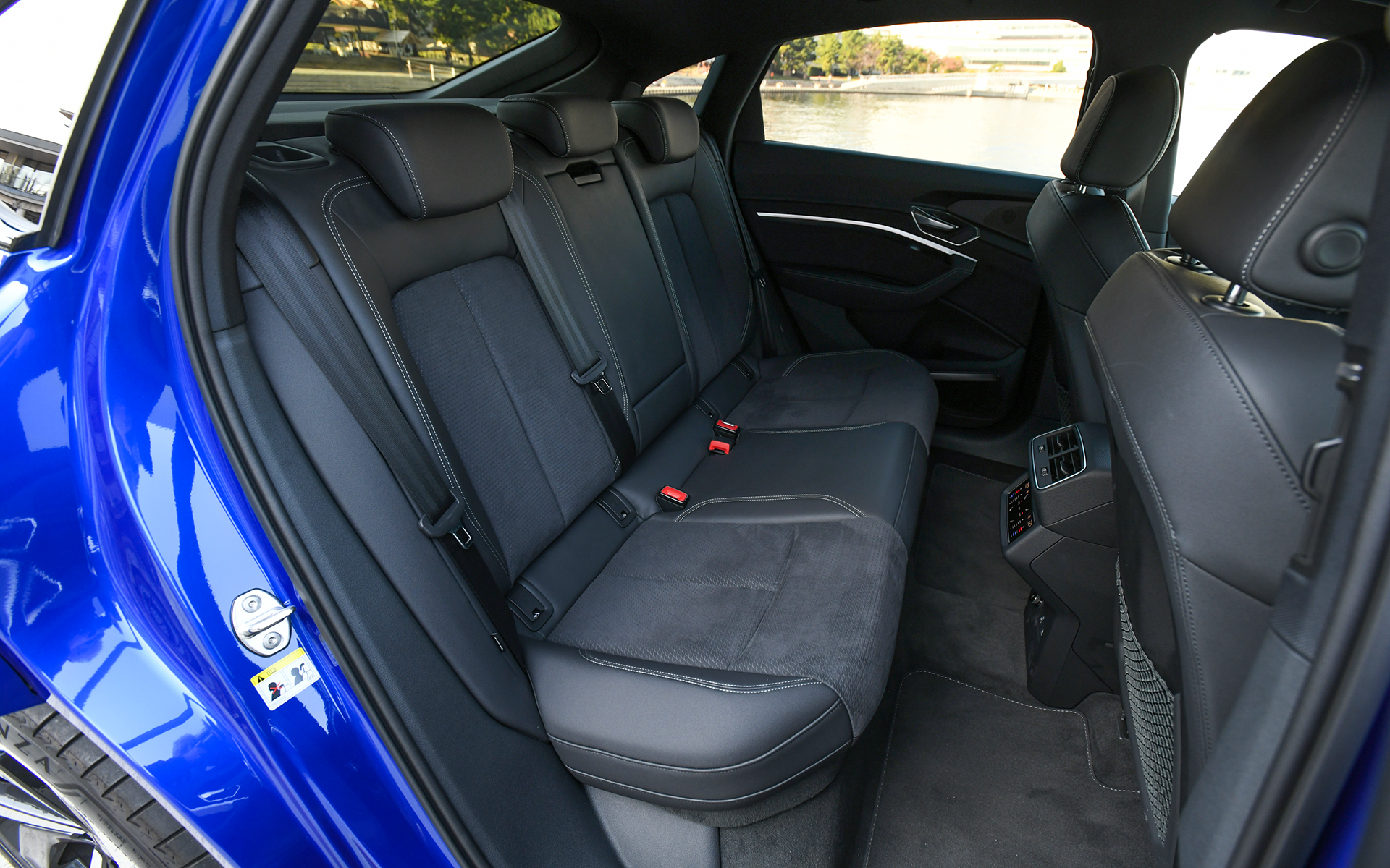 シート表皮はダイナミカルレザー。フロントはスポーツシートとなり、S lineロゴが入る