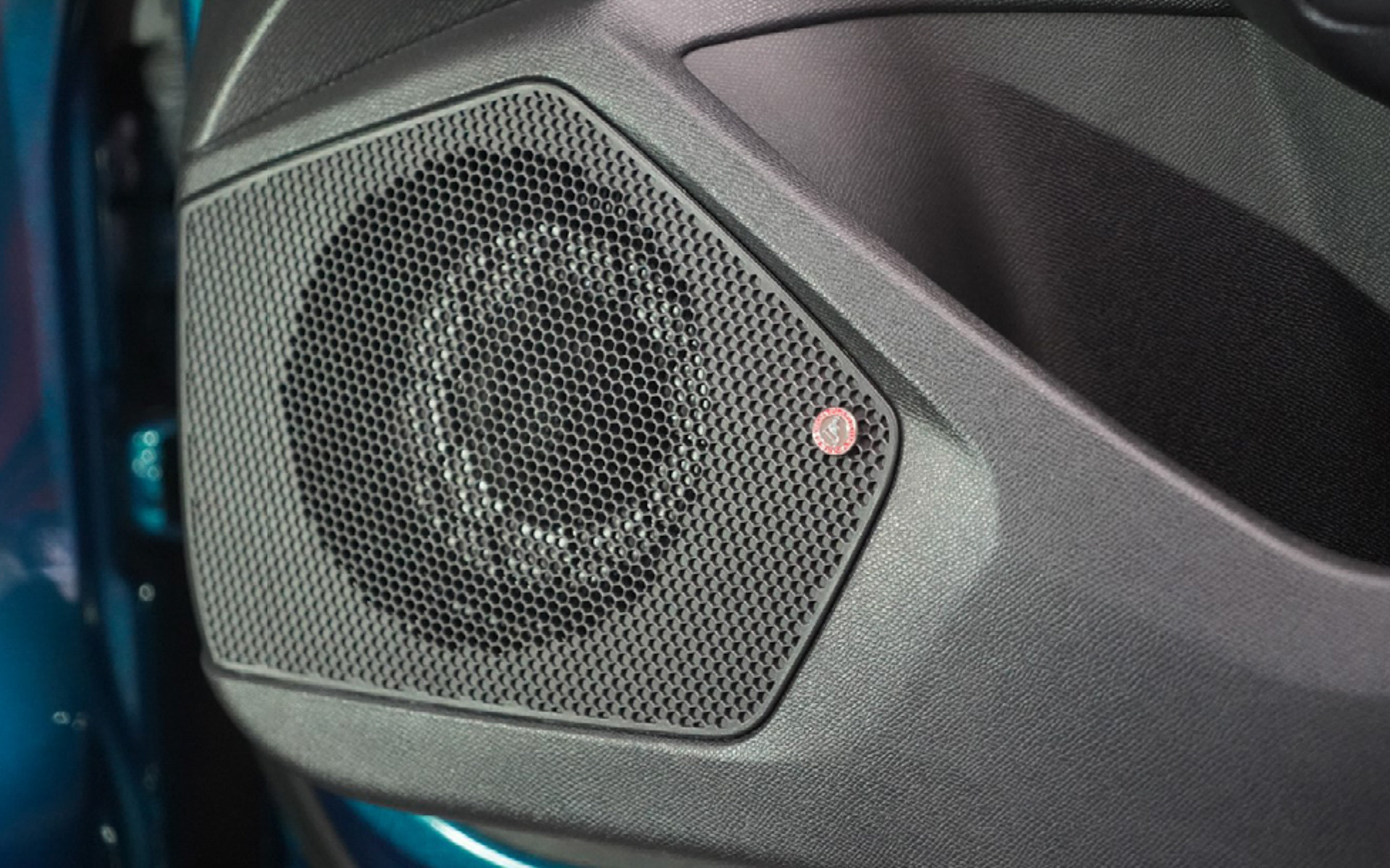 真鍮製ベースプレートにロジウムメッキと色入れ加工を施したハンドメイドの「BEWITH Platinum Voice」オーナメントバッヂが装着される