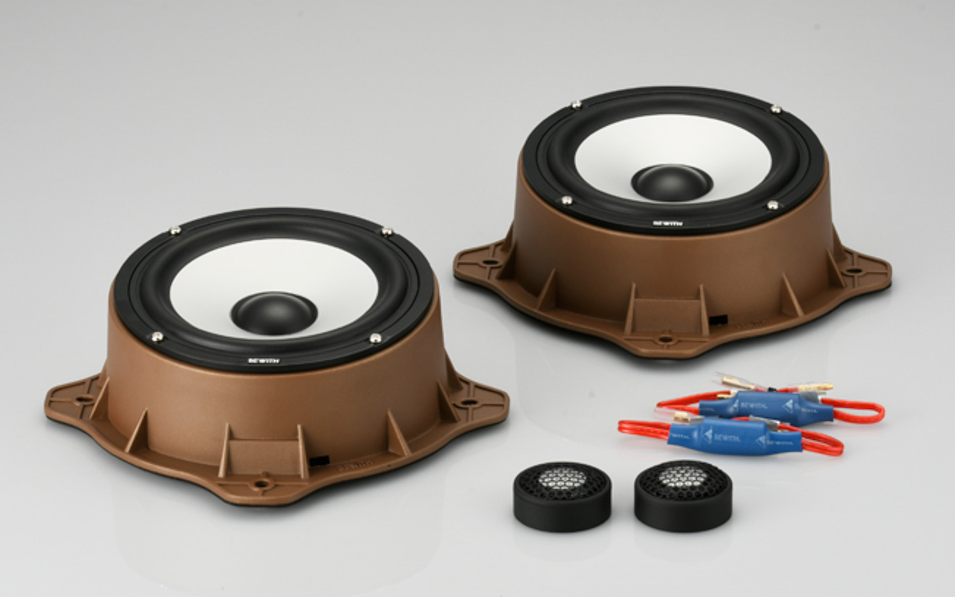 プジョー「408」の特別仕様車「408 GT French Touch（フレンチタッチ）」に、BEWITH製スピーカーセットを採用