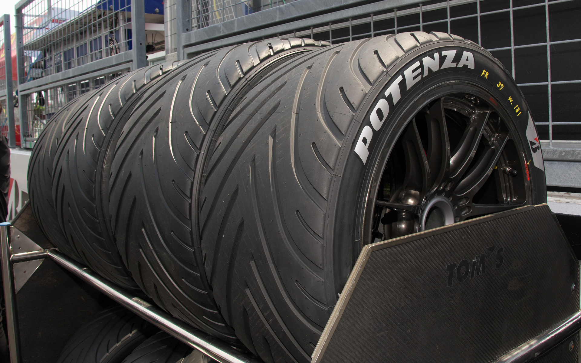 新たに投入する新パターンのウェットタイヤ。今シーズンはまだ出番がないが、自信のあるタイヤとのことで雨のレースを期待して待ちたい