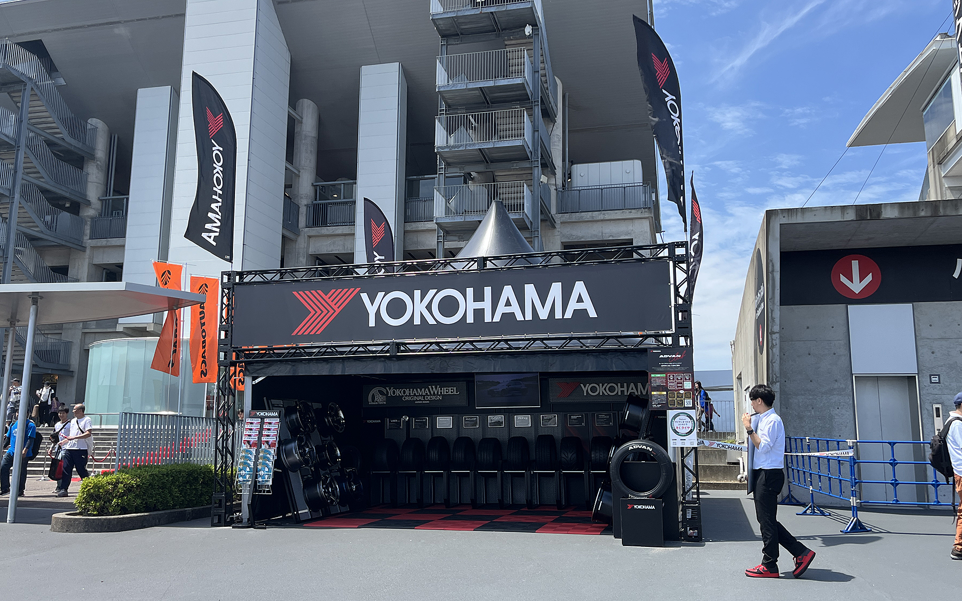 SUPER GT第3戦鈴鹿サーキットのGPスクエアに出展されていた横浜ゴムブース