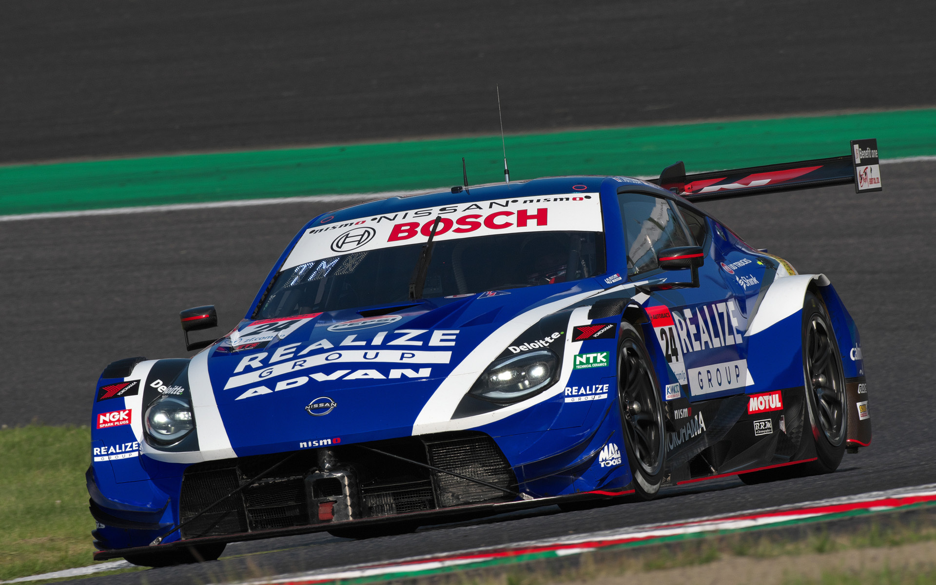 GT500クラスは19号車と24号車の2チームをサポート